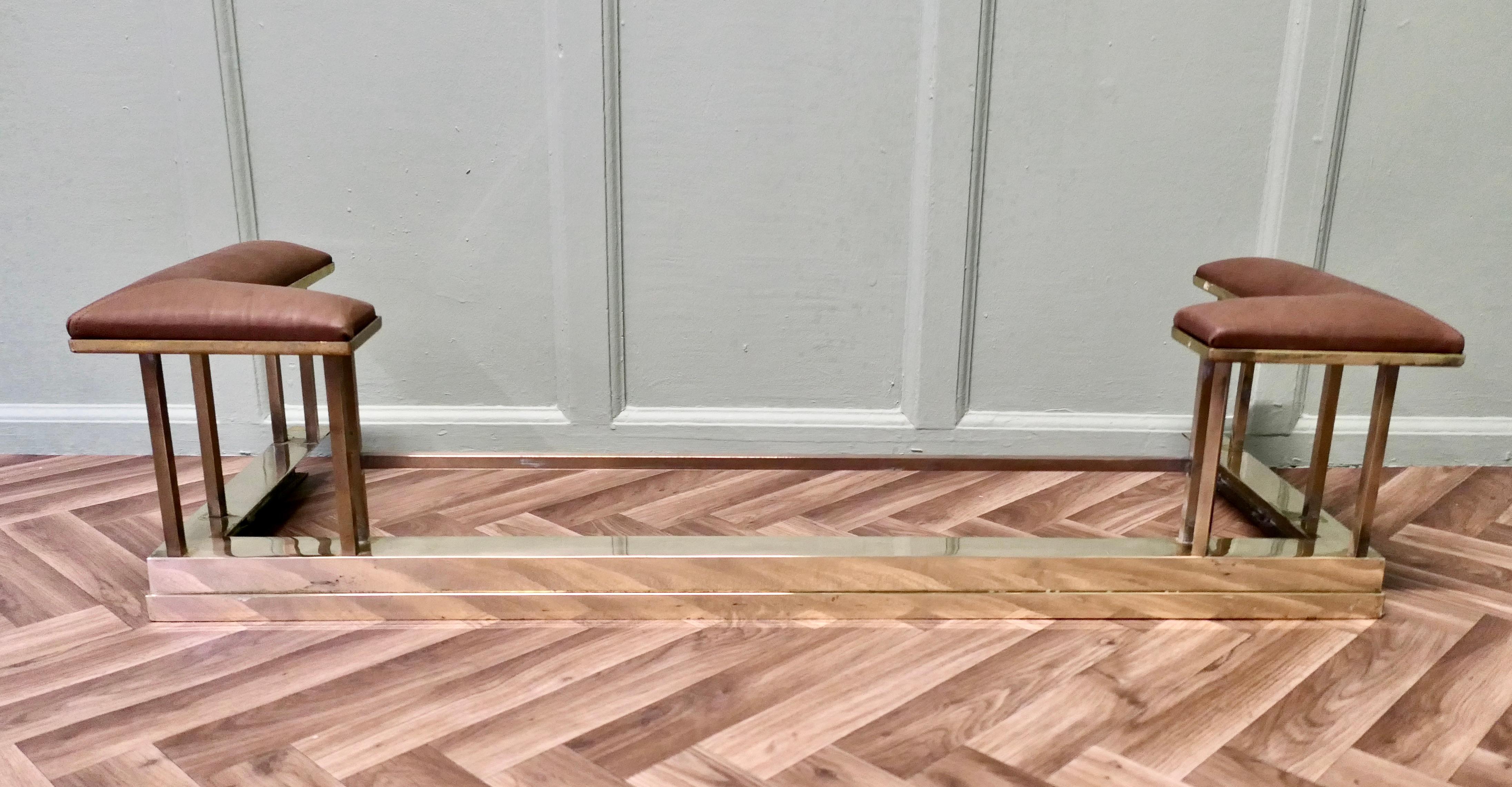 Pare-buffle Art Déco en laiton et cuir

Il s'agit d'un petit meuble de campagne de Condit. Il est de bonne taille et convient parfaitement à un cottage ou à une chambre à coucher, l'aile est en laiton avec des sièges en cuir très doux de couleur