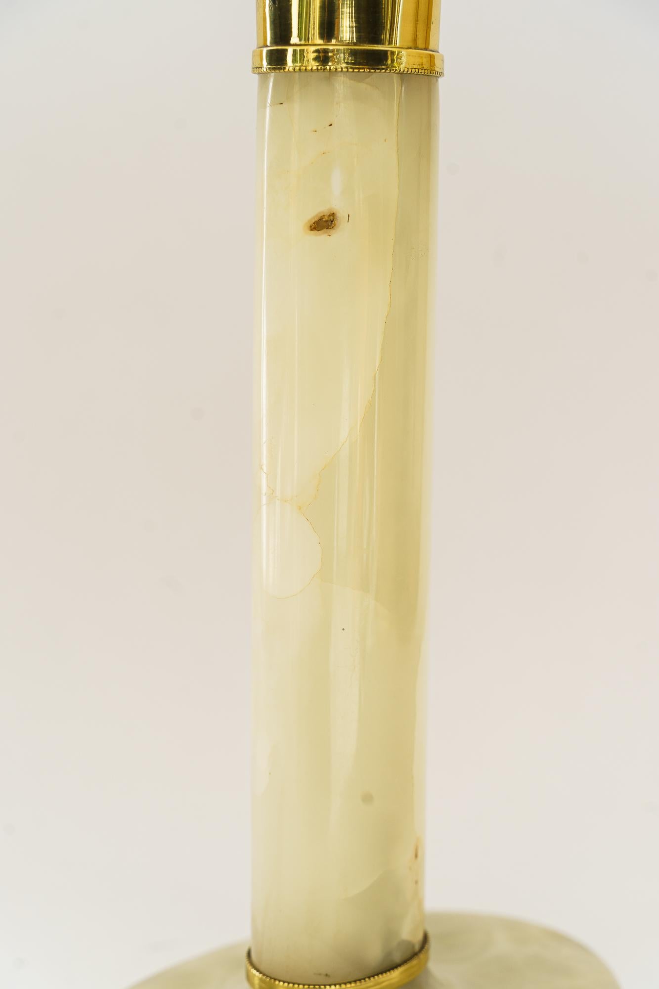 Art Deco Tischlampe aus Messing und Marmor mit Opalglasschirm und Glass Sticks 1920 im Angebot 10