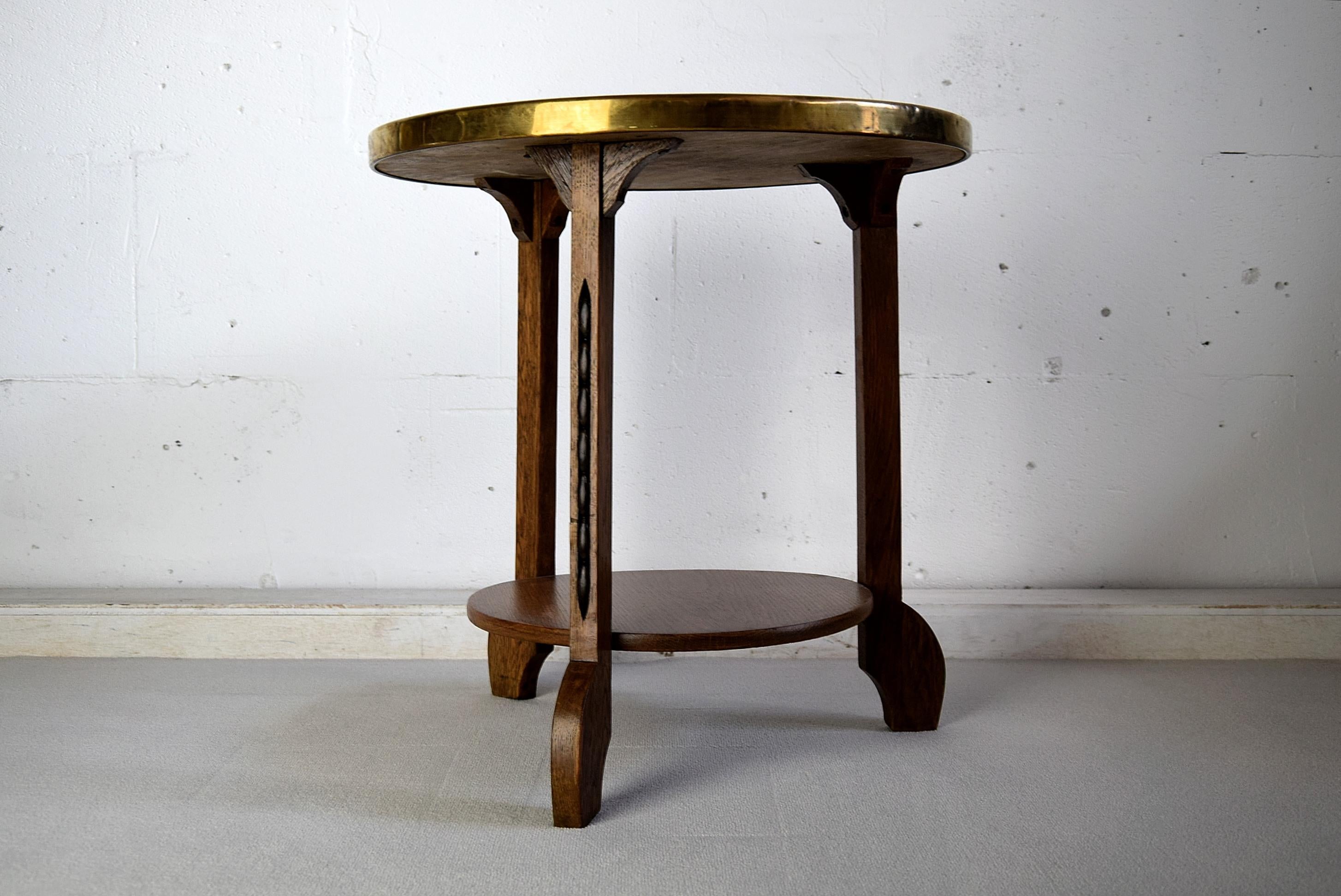 Début du 20ème siècle Table d'appoint Art déco en laiton et chêne 1920 en vente