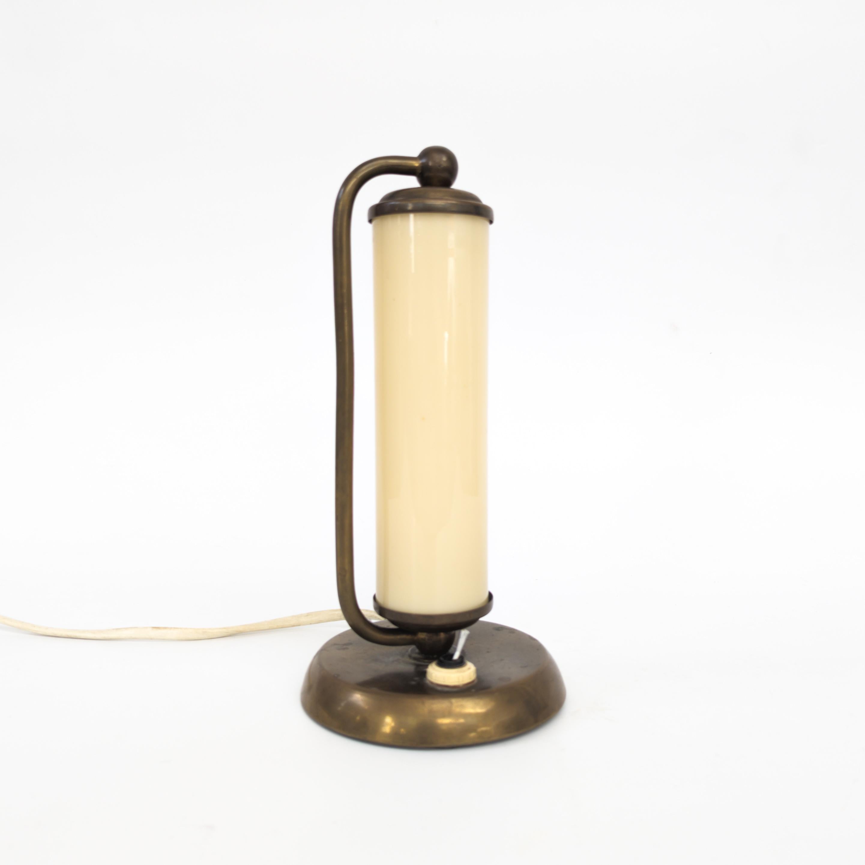 Tchèque Lampe de table Art Déco en laiton et verre opalin de Napako, années 1930 en vente