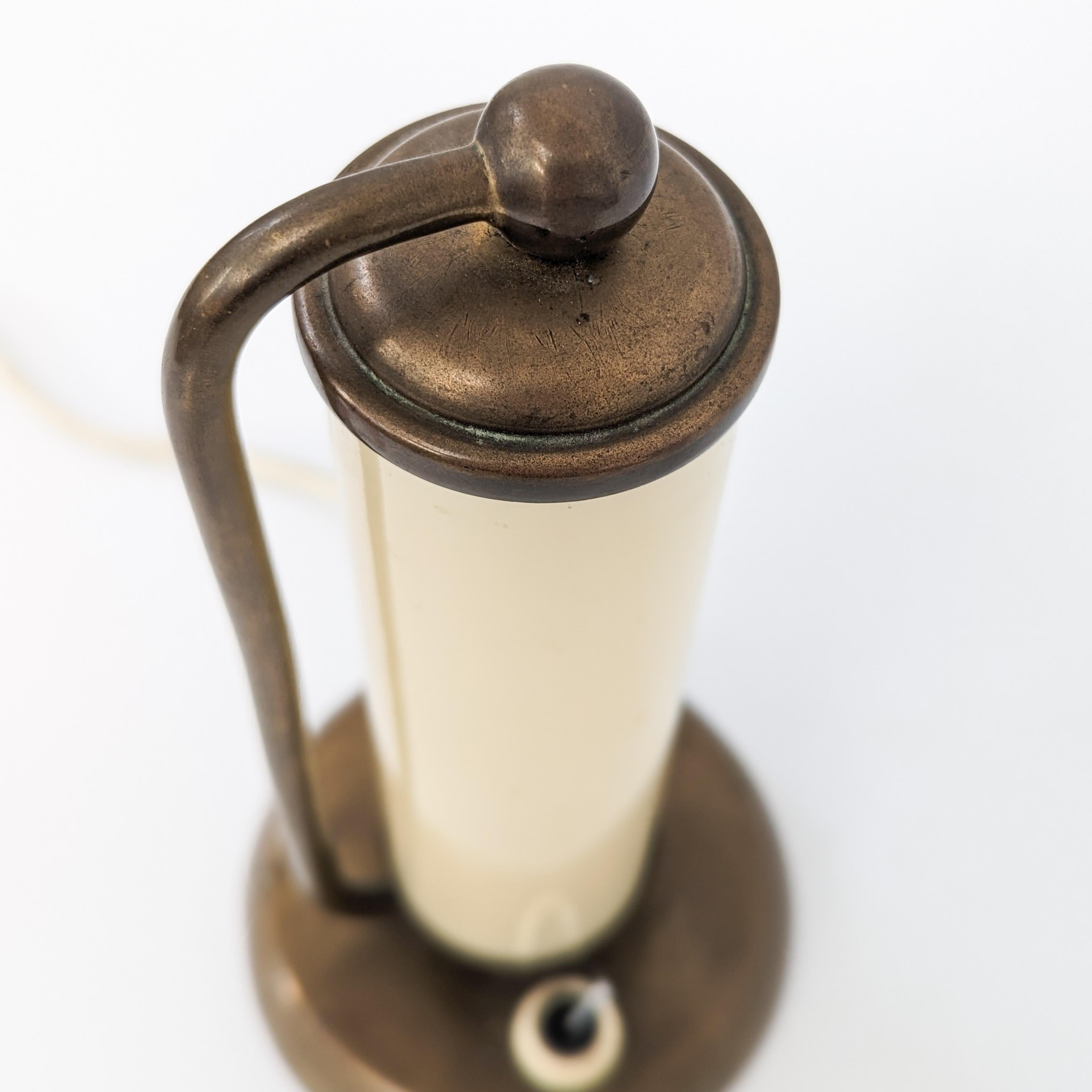 Art-Déco-Tischlampe aus Messing und Opalglas von Napako aus Messing, 1930er Jahre im Angebot 1