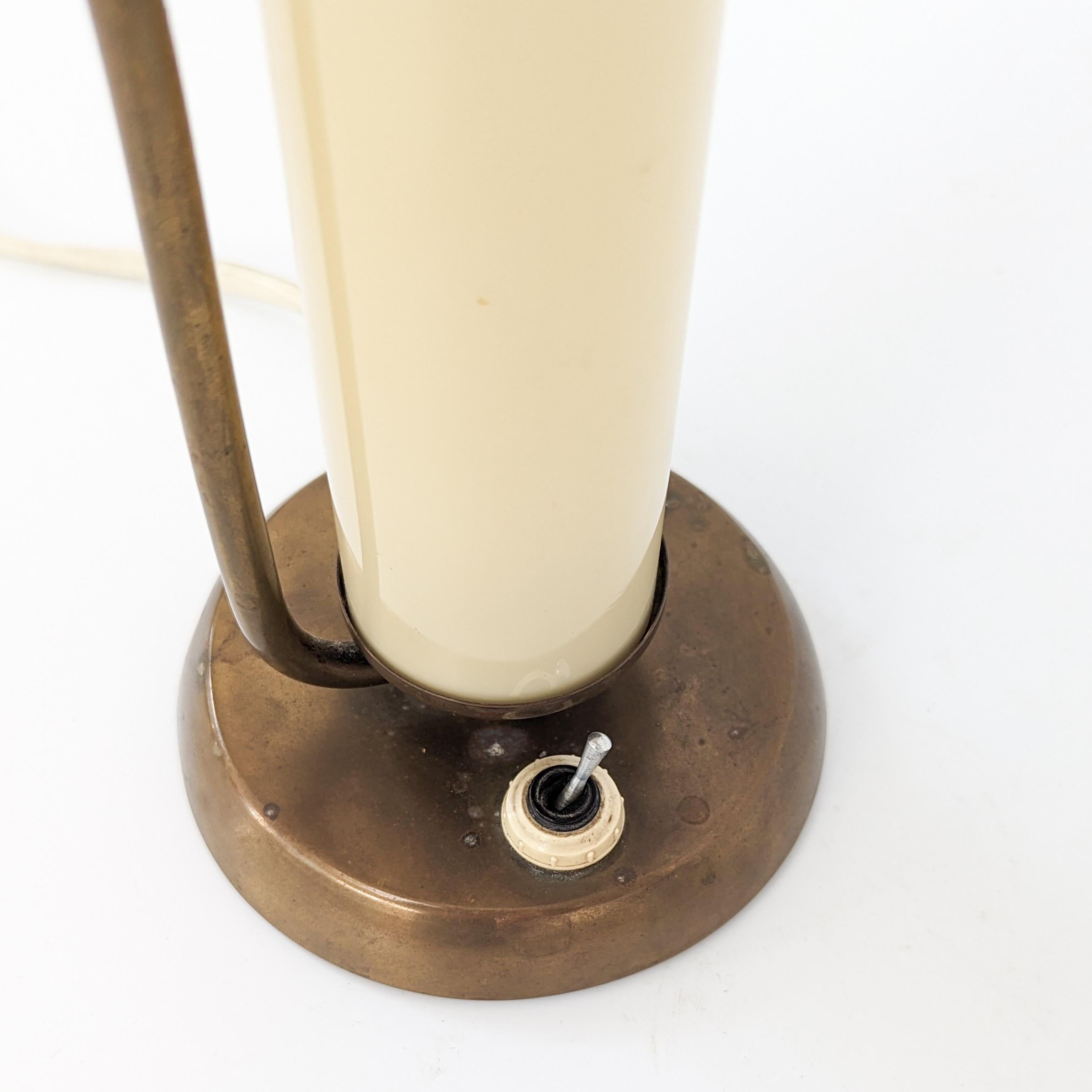 Lampe de table Art Déco en laiton et verre opalin de Napako, années 1930 en vente 1