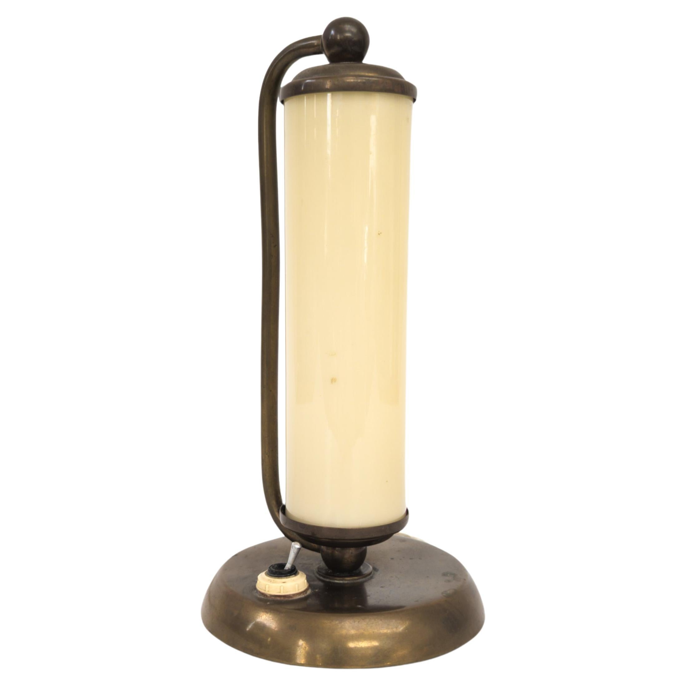 Lampe de table Art Déco en laiton et verre opalin de Napako, années 1930 en vente