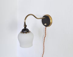 Art-Déco-Wandleuchte aus Messing und Opalglas, Skandinavien, 1930er Jahre