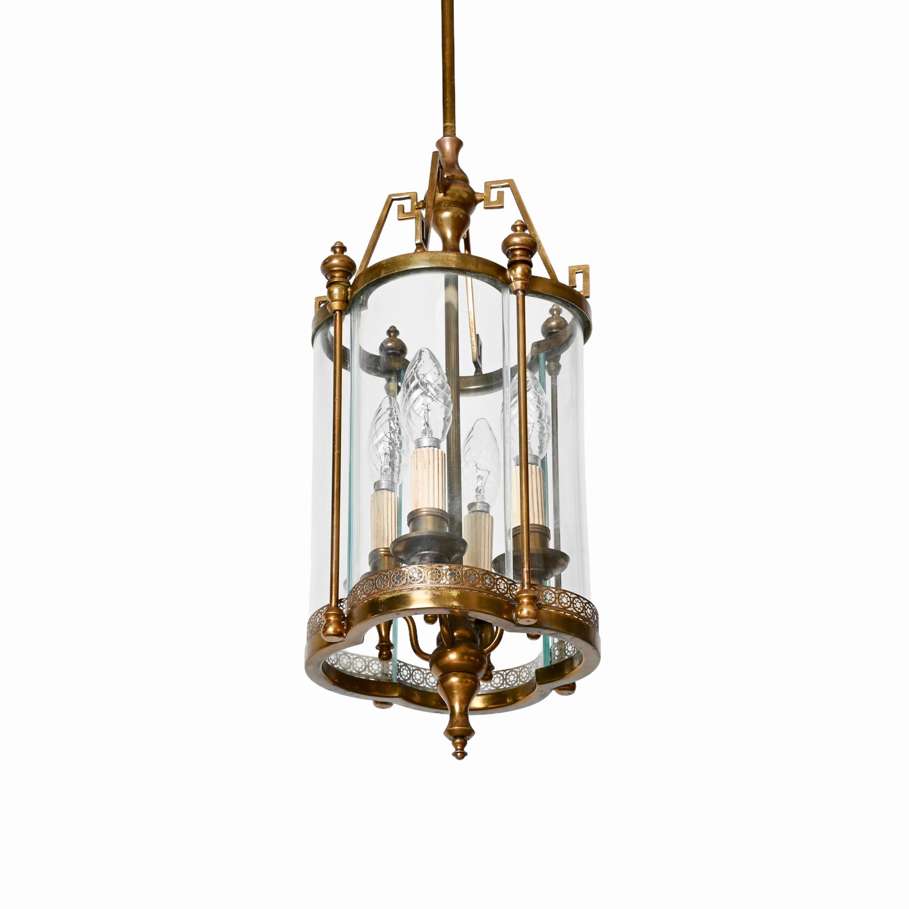 Superb brass and semicircular glass chandelier. This stunning pendant light was designed in Italy and inspired by the work of Adolf Loos in the 1950s.

This piece is fantastic thanks to a gorgeous and pure structure that showcases four