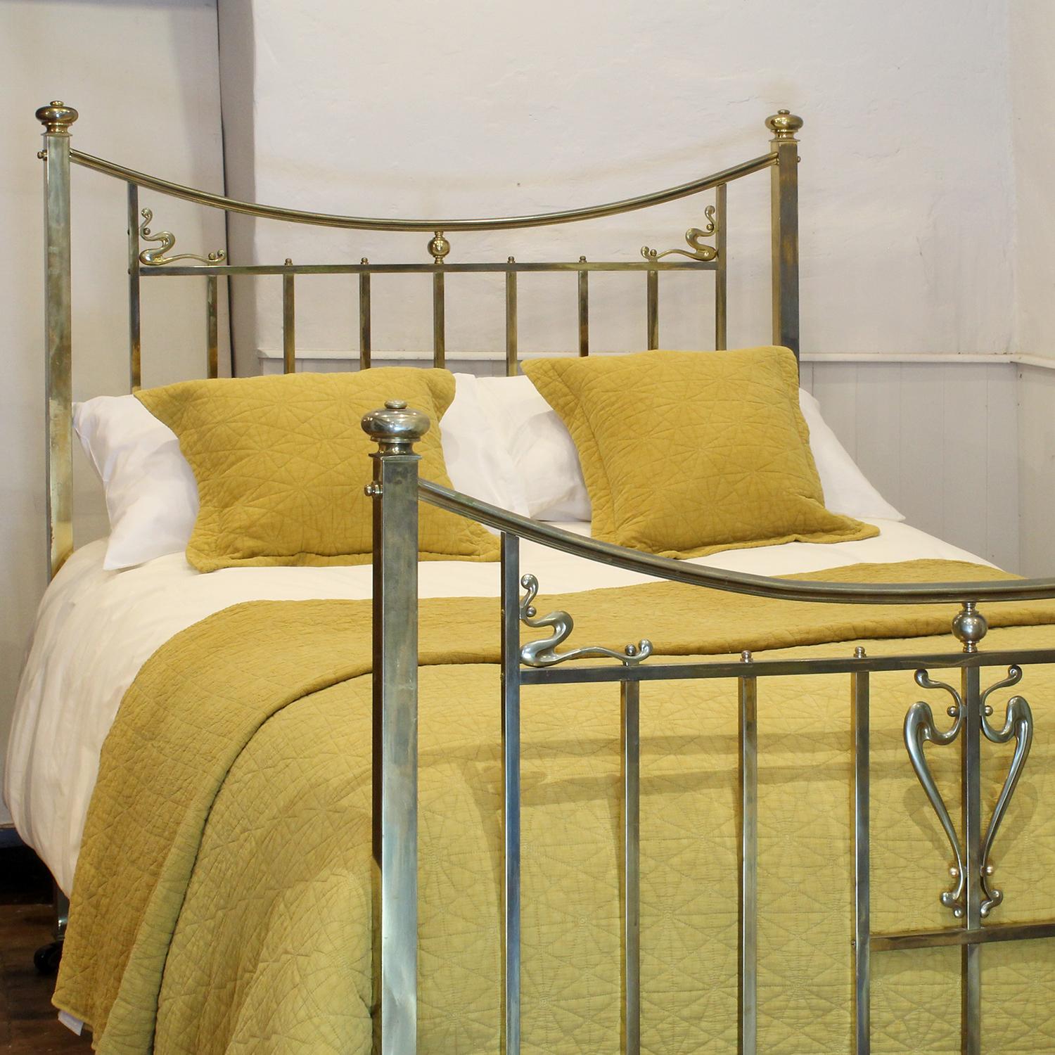 All brass Art Deco style antique bedstead, circa 1920, with square section brass posts and rails, sweeping curved top rails, decorative cast brass features, and brass finials. This is a very fine example of the style of bed and in excellent