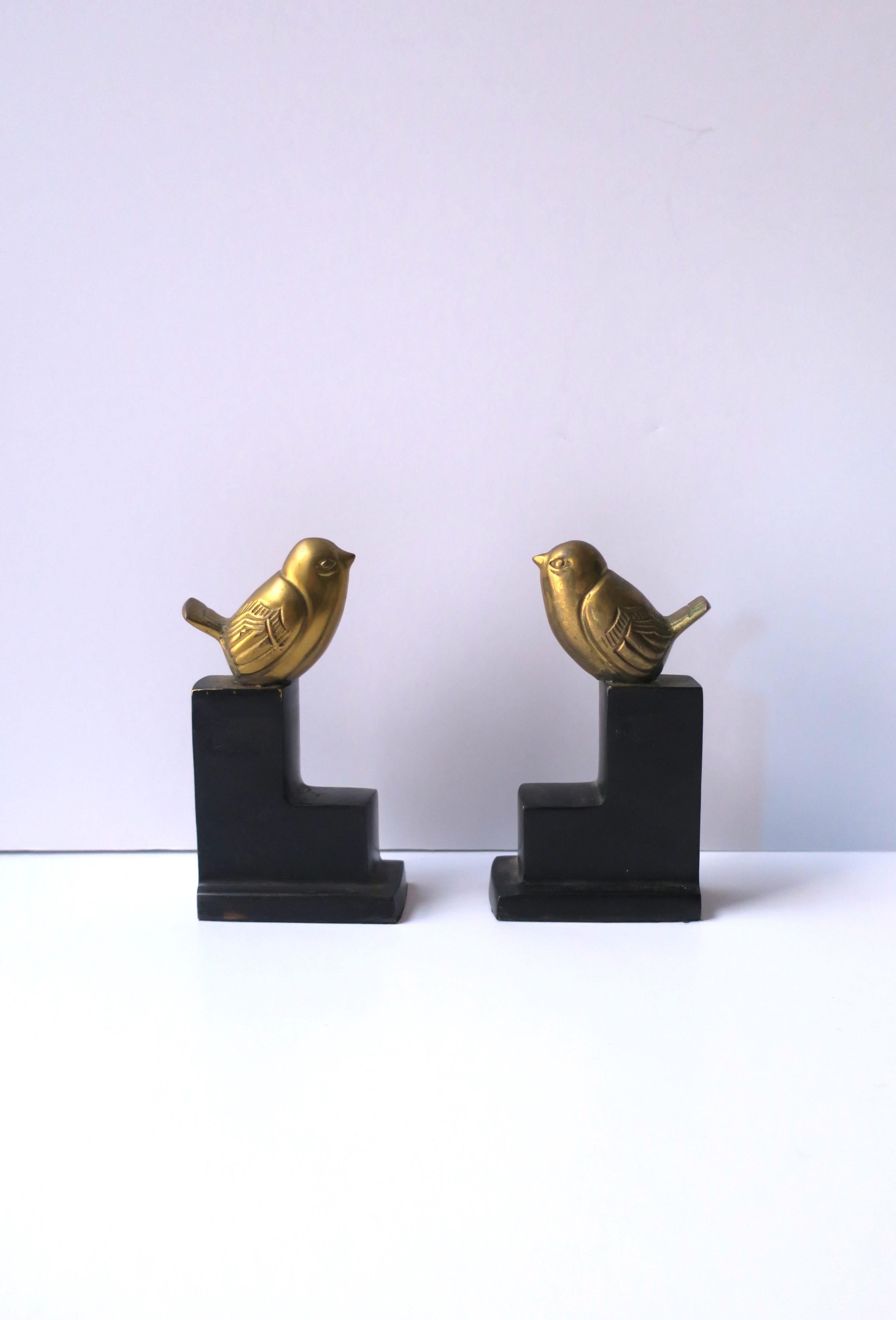 A pair of Art Deco brass birds on black marble bases decorative objects or bookends, circa early to mid-20th century. A modern set each with a brass bird on top of a graduated black marble base. A beautiful set for a shelf, library, mantle, as