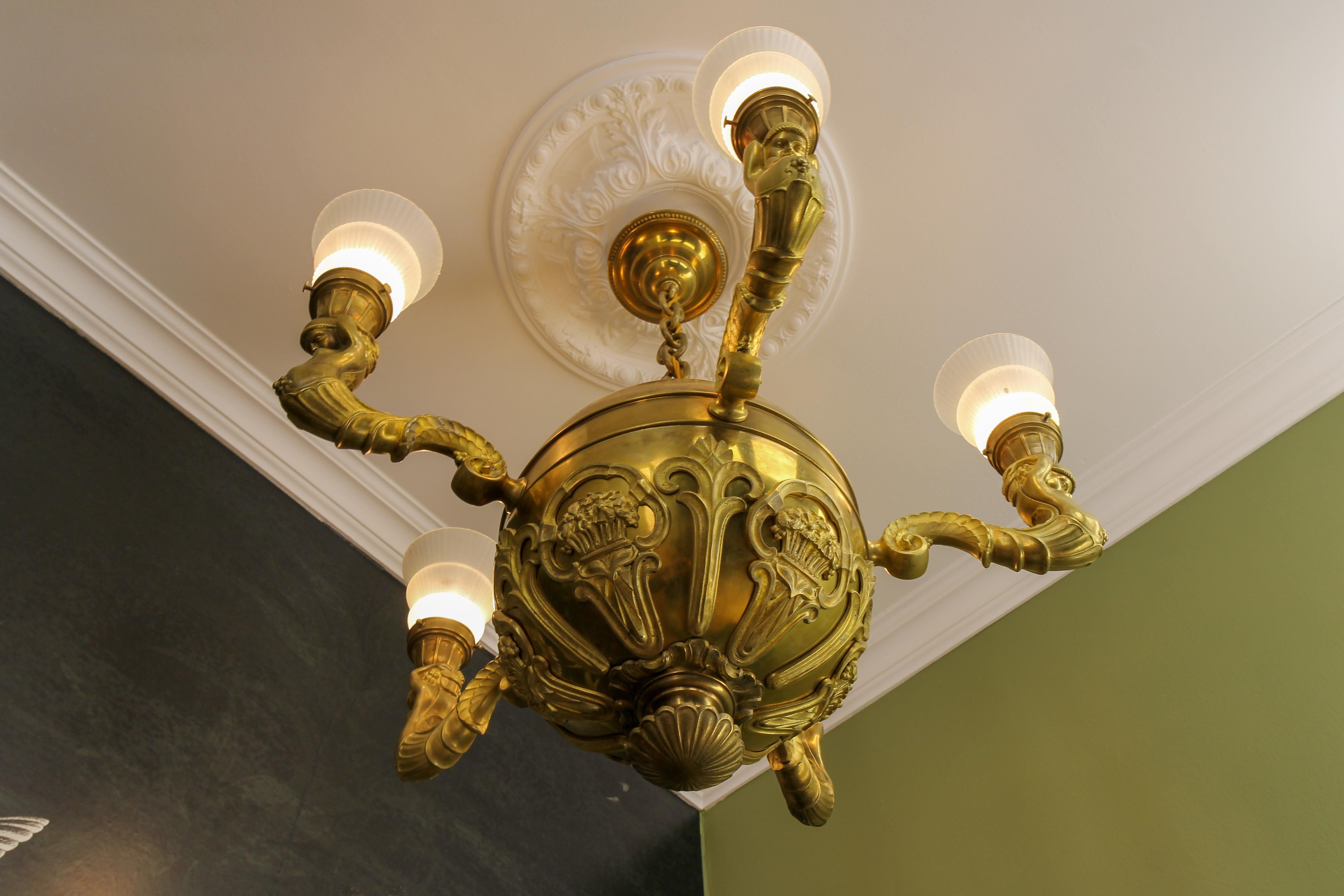 Fünf-Licht-Figuren-Kronleuchter aus Messing, Bronze und Milchglas im Art déco-Stil, um 1920 im Angebot 4
