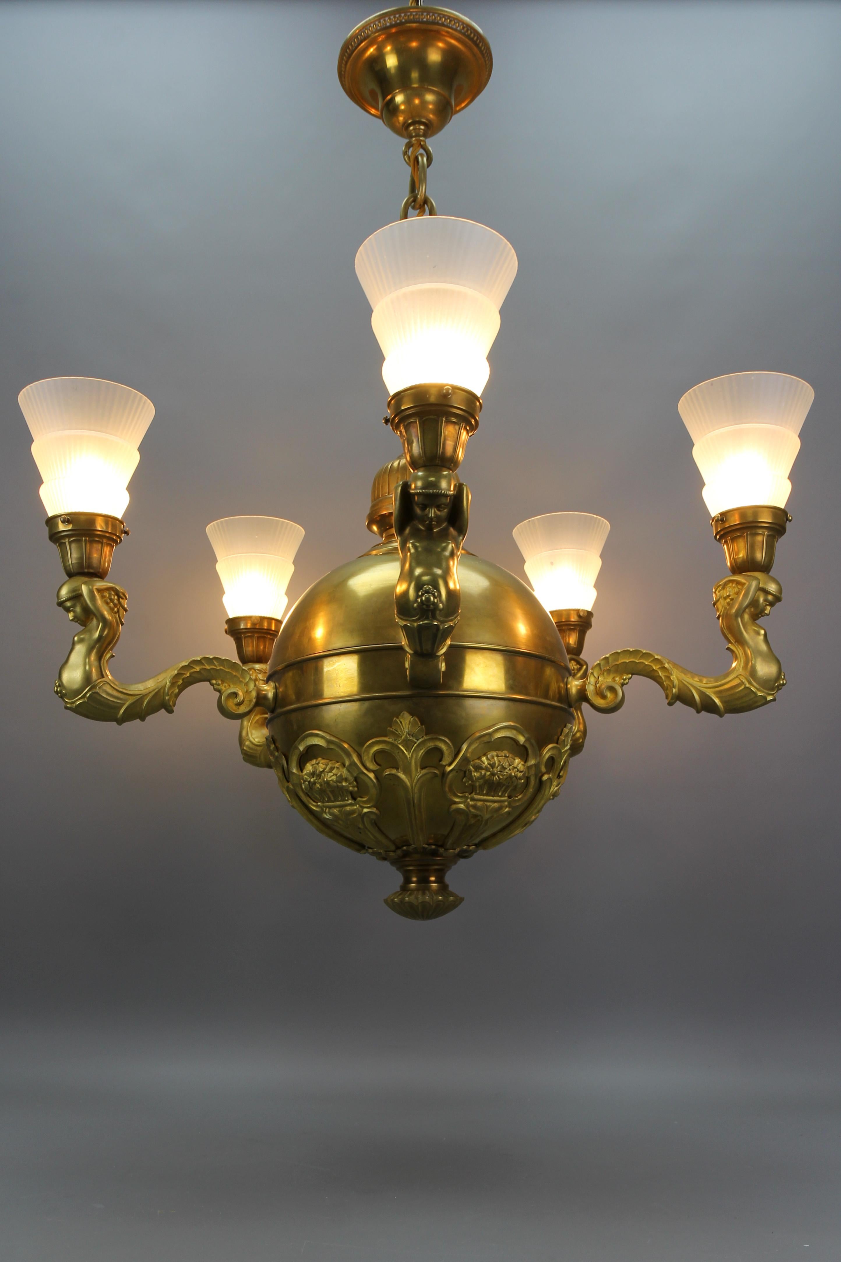 Fünf-Licht-Figuren-Kronleuchter aus Messing, Bronze und Milchglas im Art déco-Stil, um 1920 (Mattiert) im Angebot