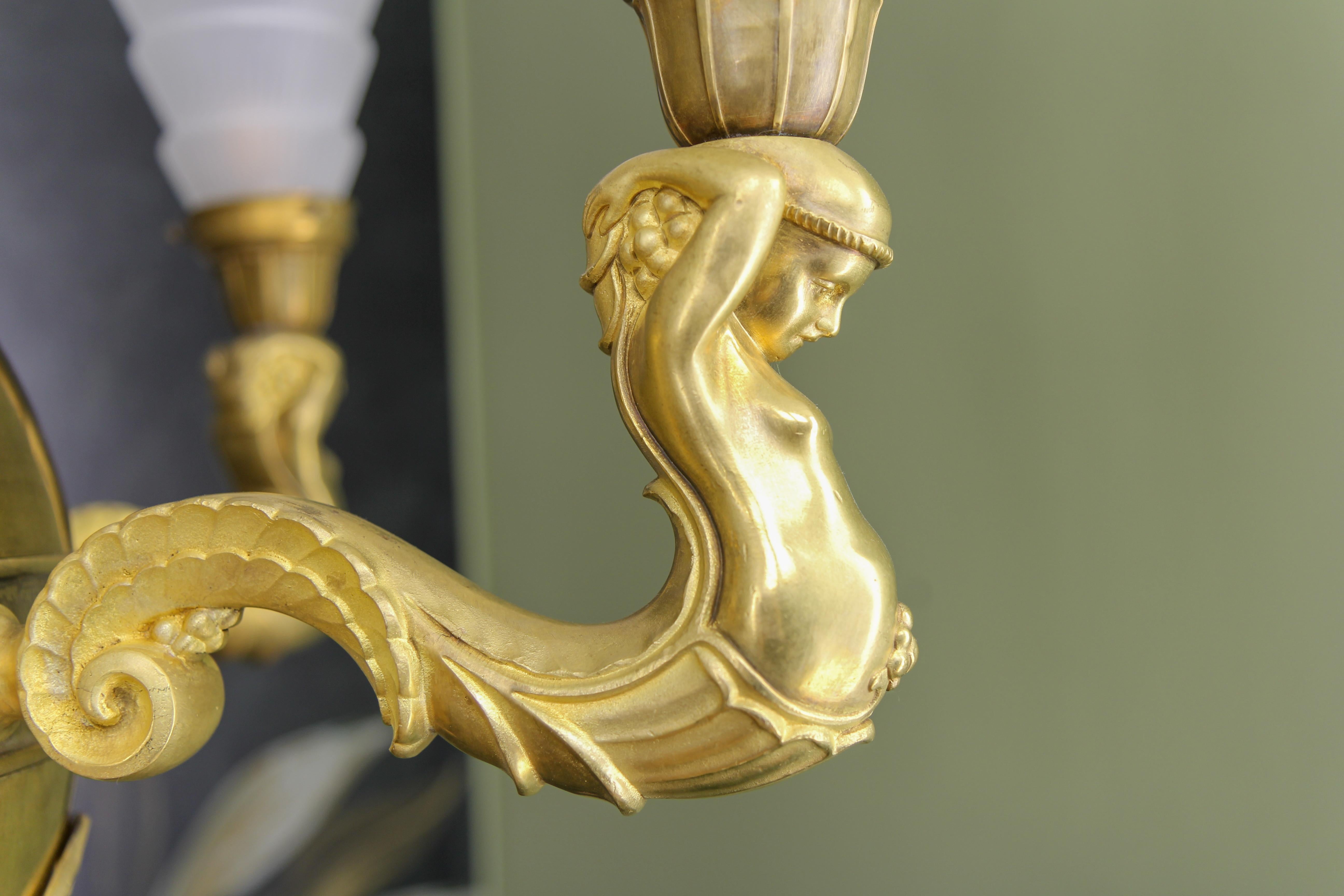 Fünf-Licht-Figuren-Kronleuchter aus Messing, Bronze und Milchglas im Art déco-Stil, um 1920 (Frühes 20. Jahrhundert) im Angebot
