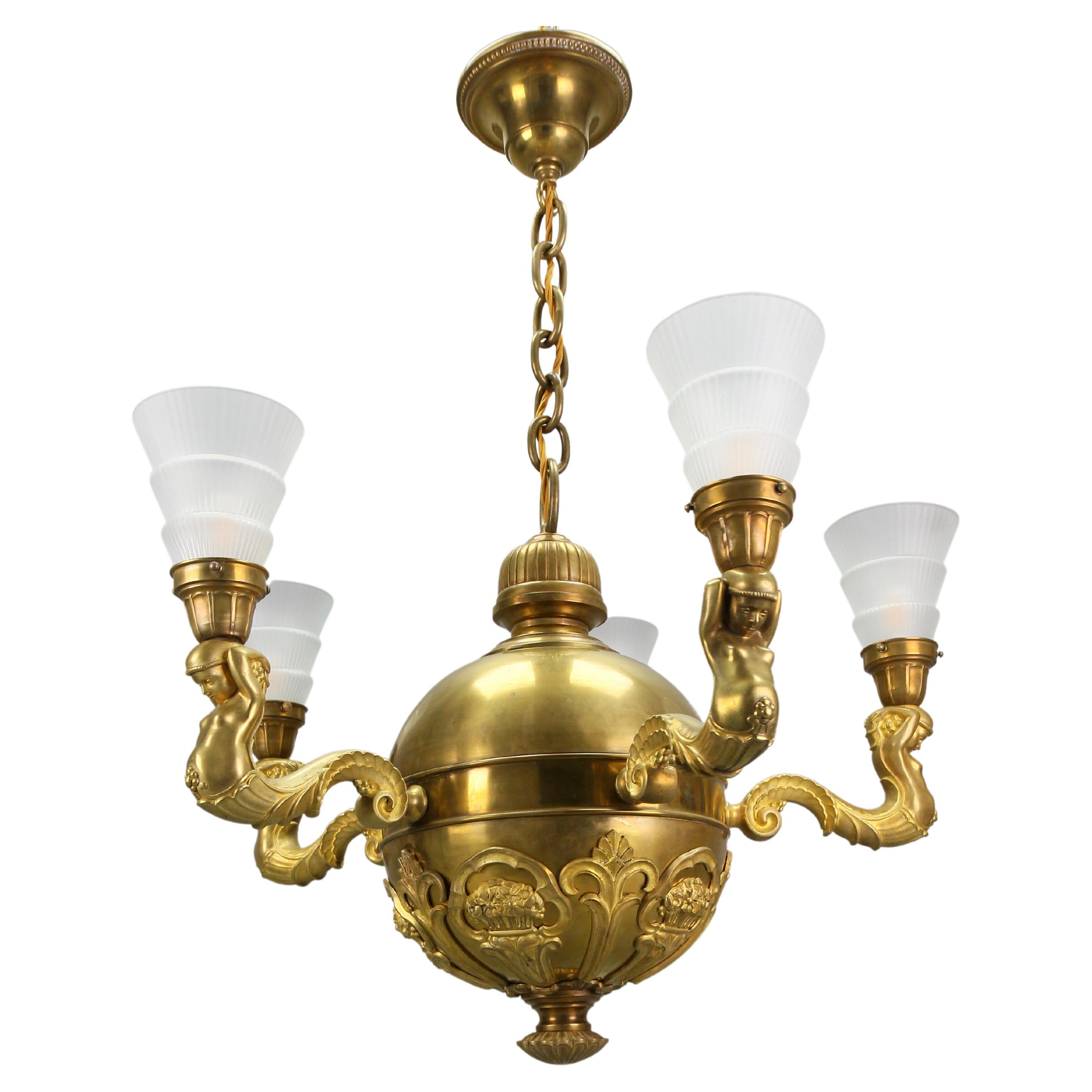 Fünf-Licht-Figuren-Kronleuchter aus Messing, Bronze und Milchglas im Art déco-Stil, um 1920 im Angebot