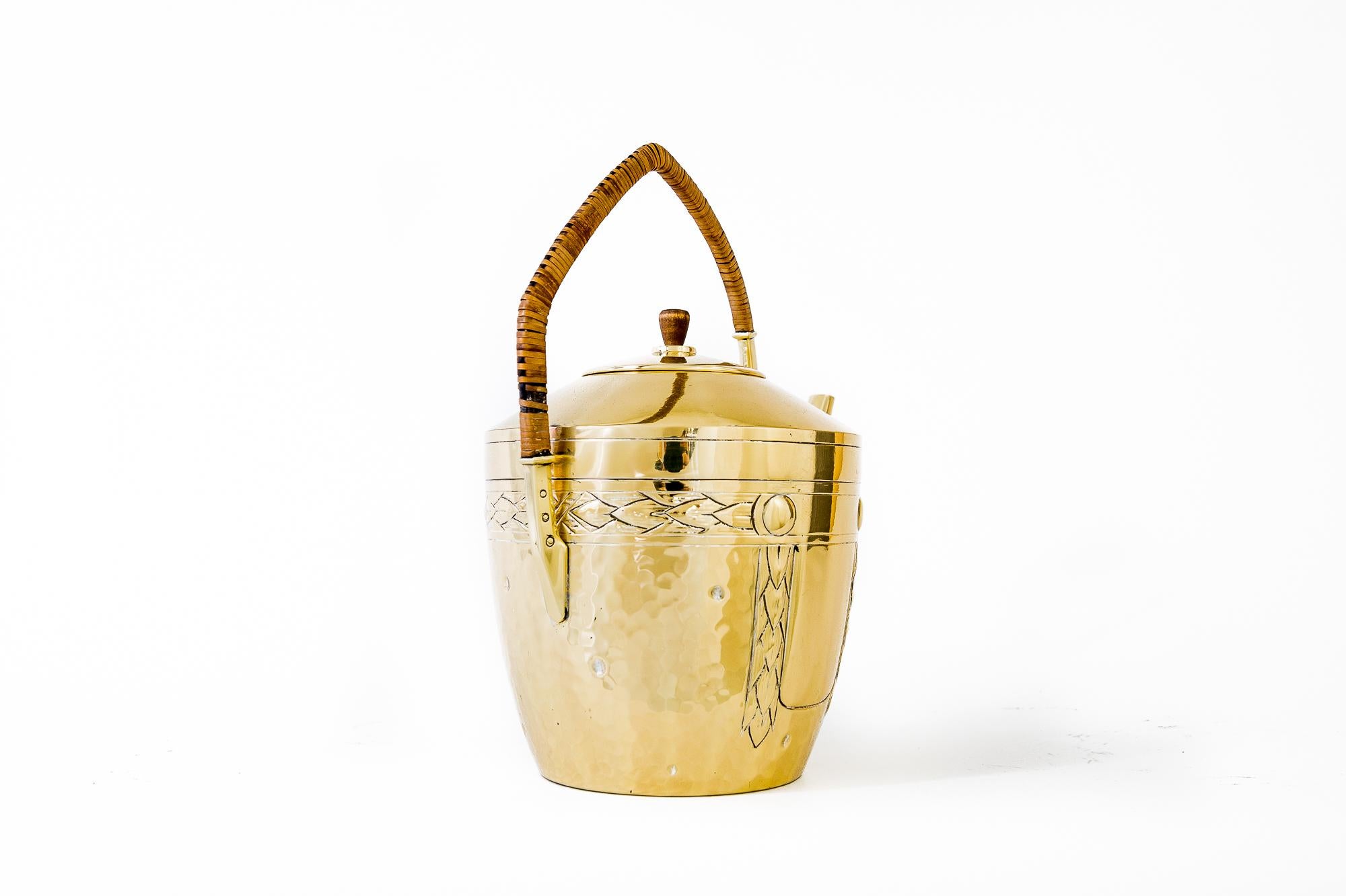 Canette Art Déco en laiton avec poignée en osier vers 1920
Polis et émaillés au four.