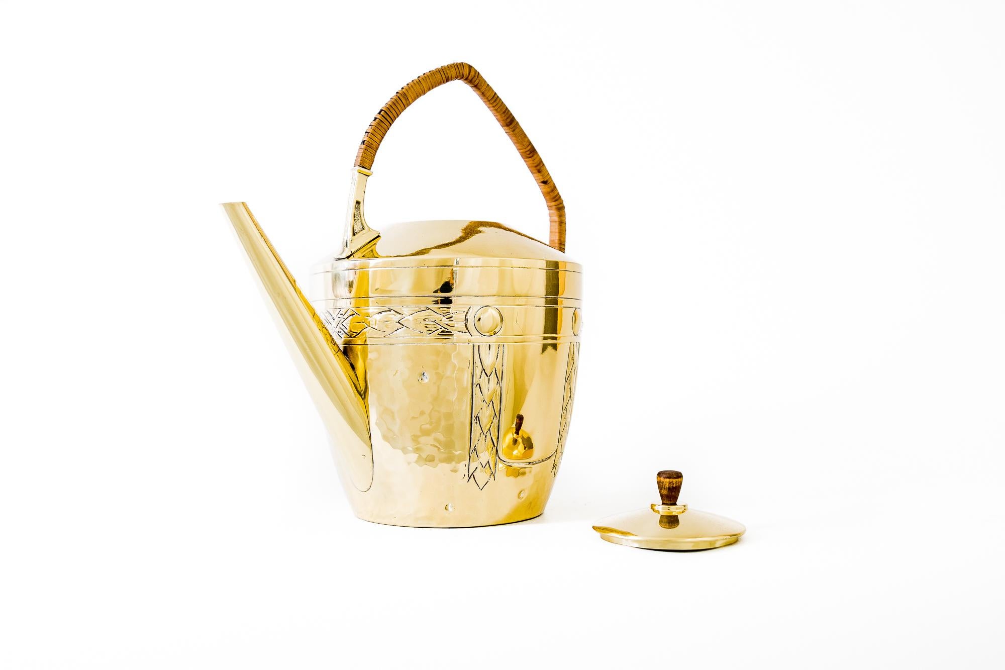 Art Deco Brass Can with Wicker Handle Around 1920s In Good Condition For Sale In Wien, AT