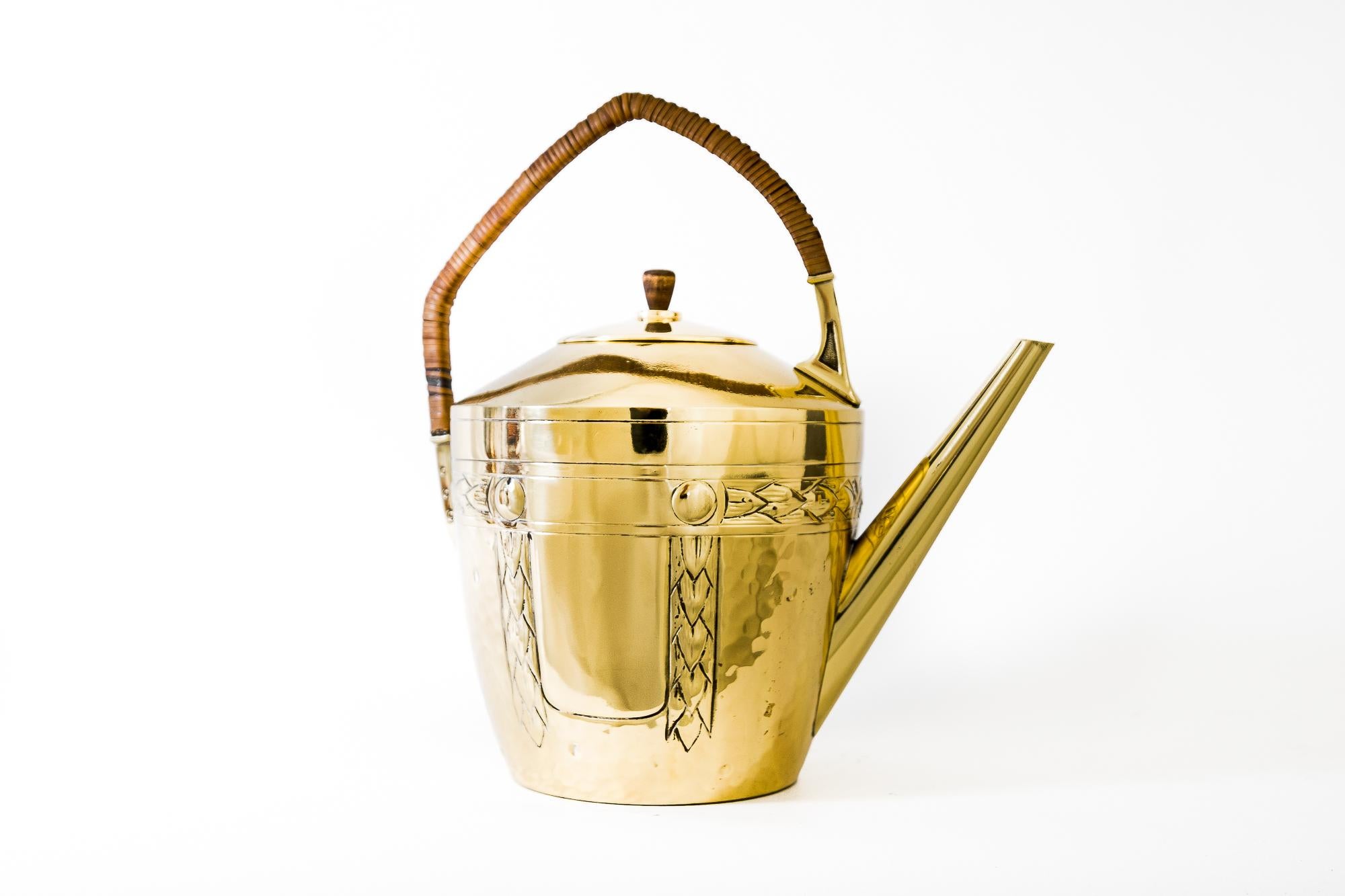 Début du 20ème siècle Boîte en laiton Art Déco avec anse en osier Vers 1920 en vente