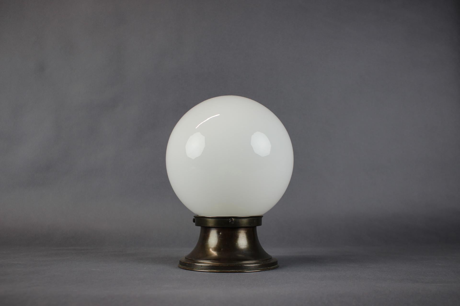 - Lampada da soffitto in ottone Art Déco, anni '20 
- in ottone e vetro,
- presenta segni di usura e di età (graffi, etc.),
- in buone condizioni originali,