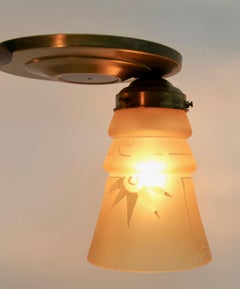 Art-Déco-Kronleuchter aus Messing mit drei Armen und Glaslampenschirmen mit Whit-Muster