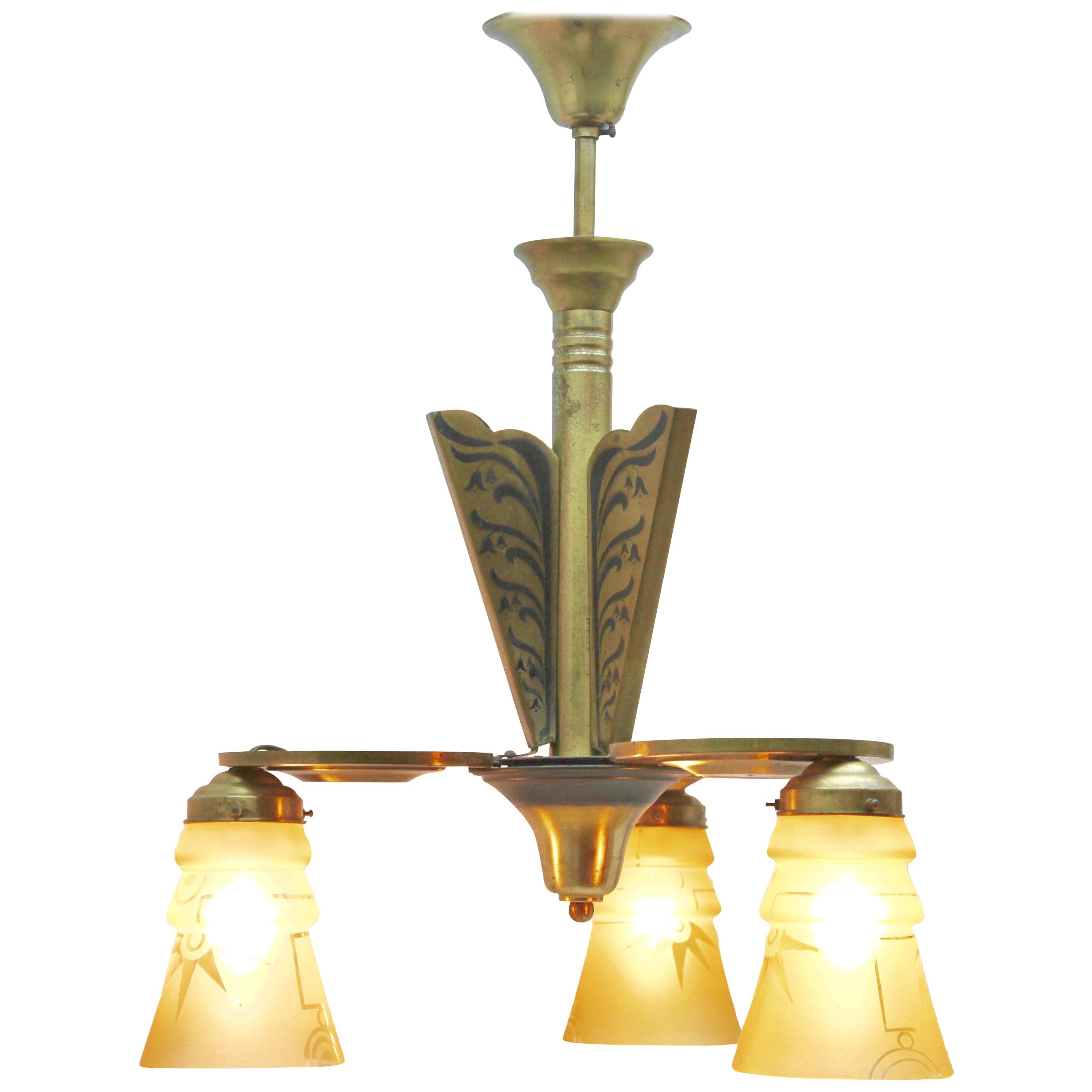 Art-Déco-Messing-Kronleuchter mit drei Armen und Glaslampenschirmen mit Whit-Muster