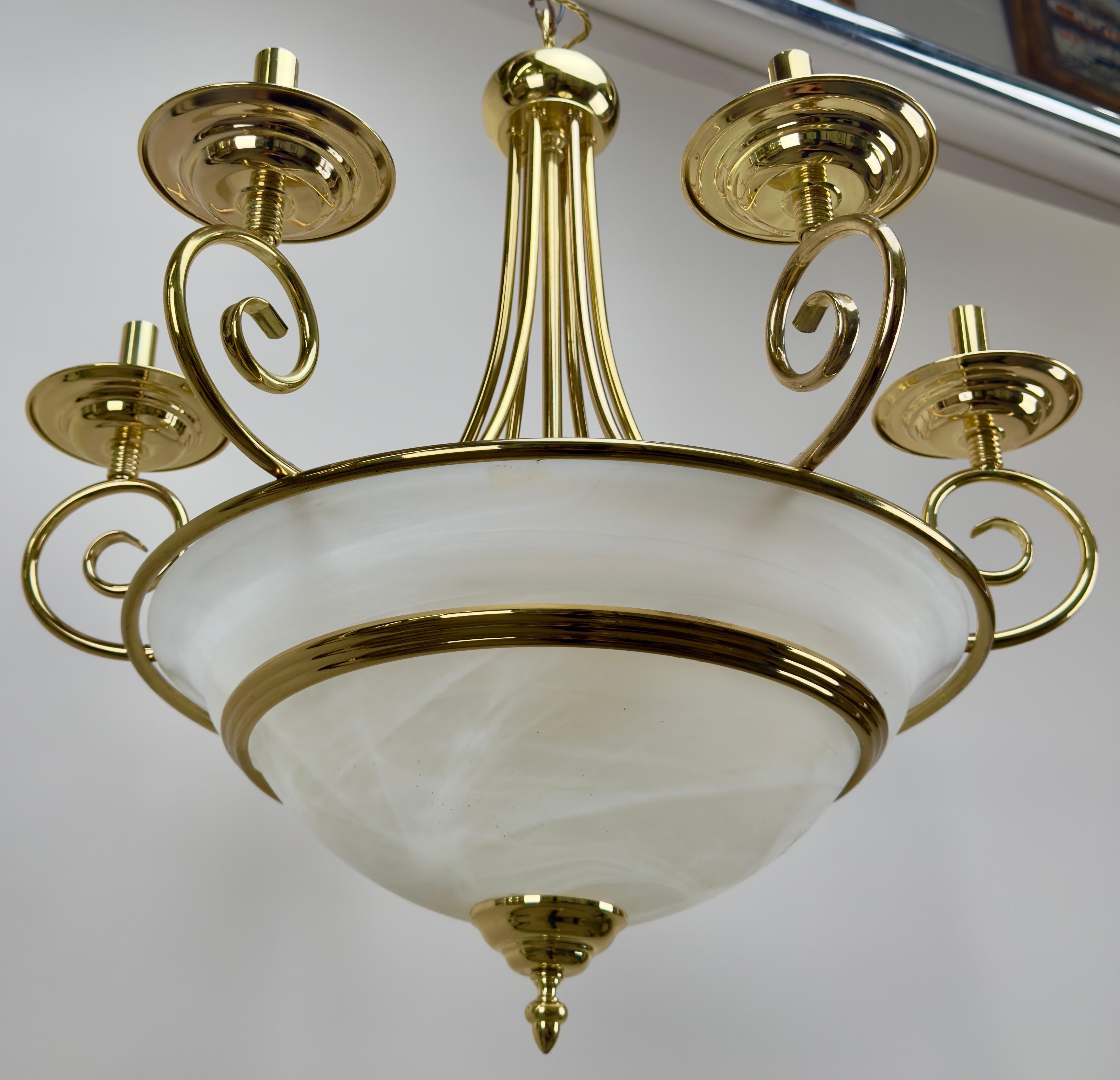 Lampadario Art Deco in ottone con fondo in vetro smerigliato bianco latte, 6 bracci in vendita 4