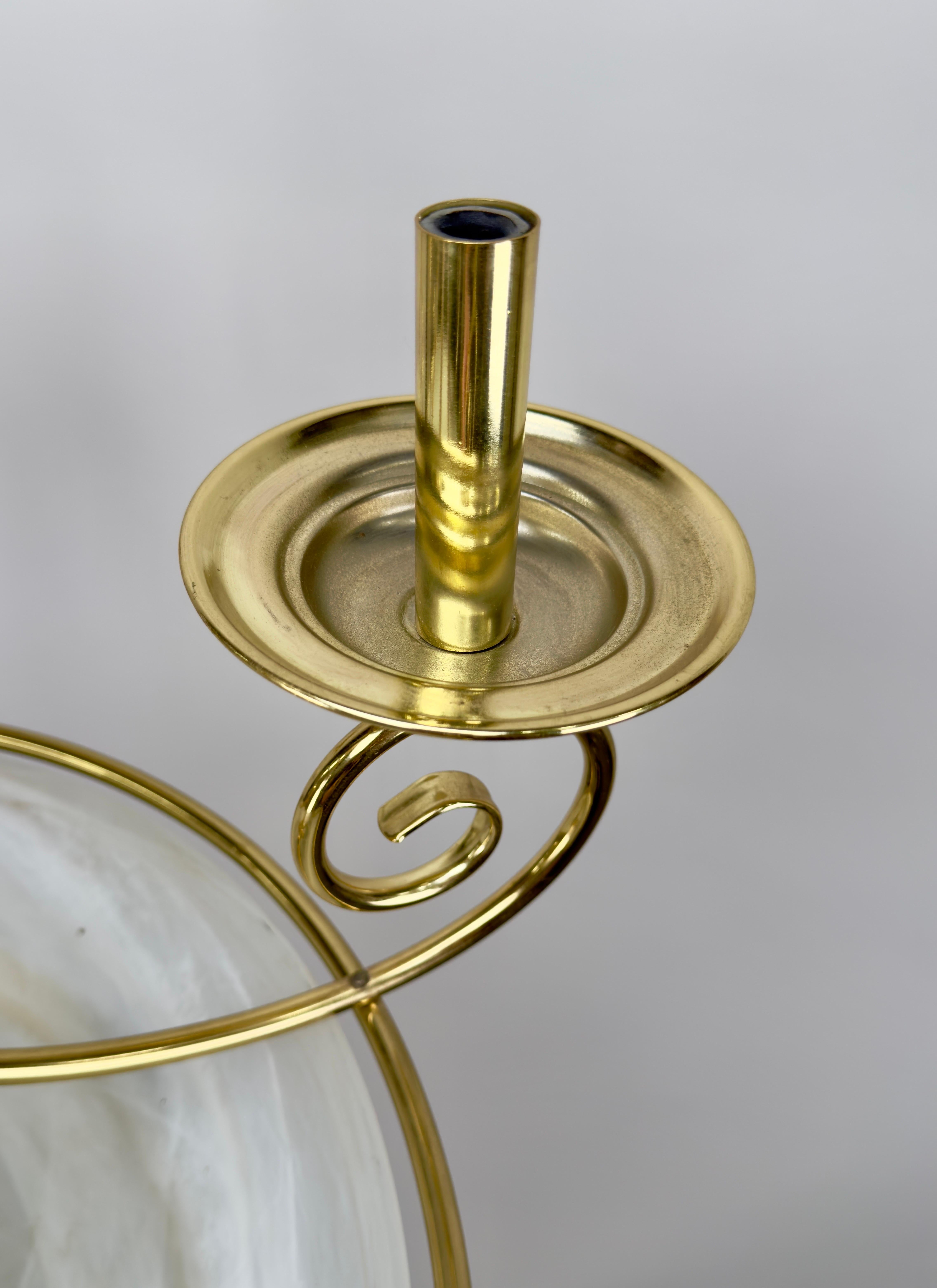 Lampadario Art Deco in ottone con fondo in vetro smerigliato bianco latte, 6 bracci in vendita 5