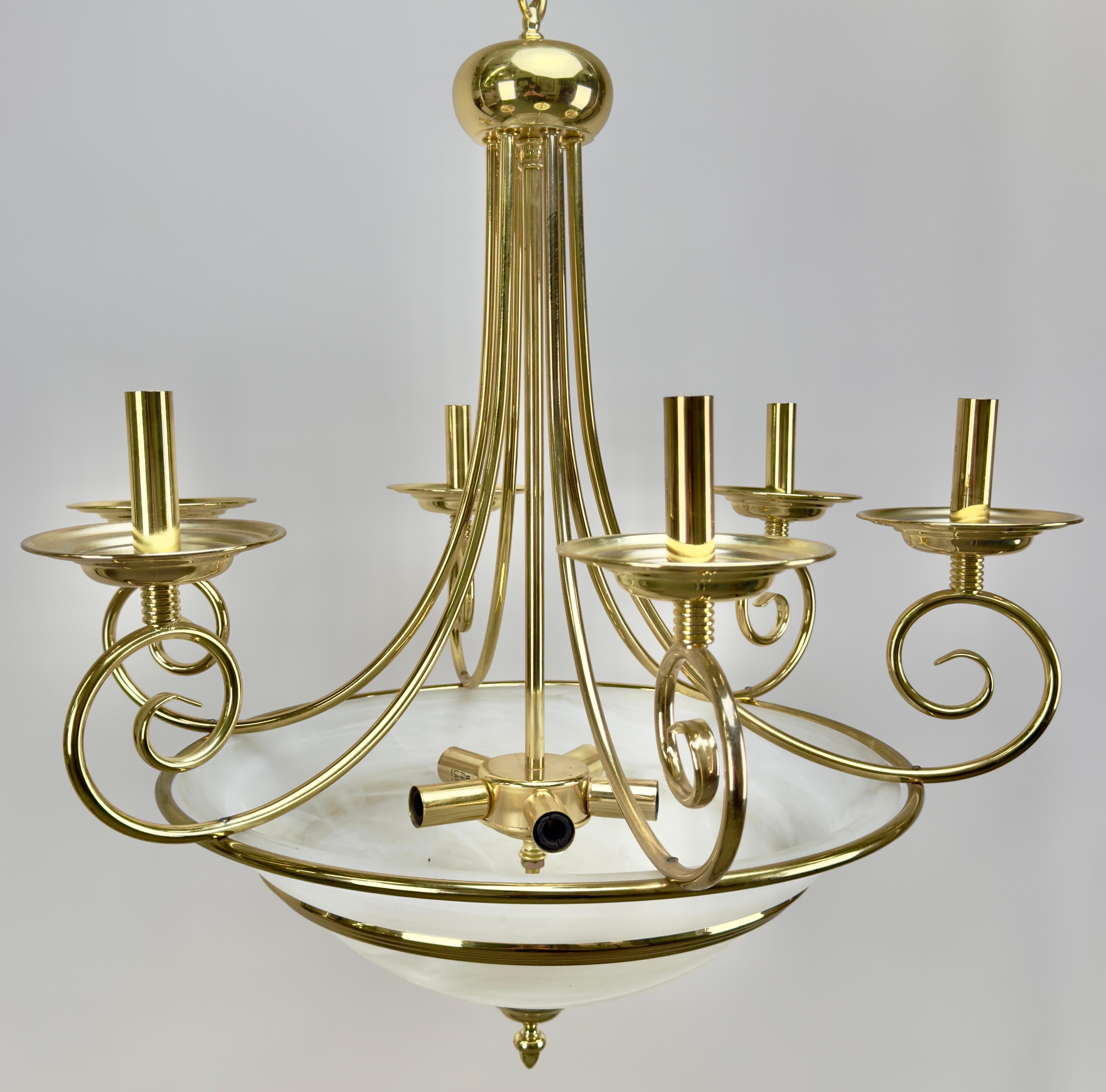 Art Déco Lampadario Art Deco in ottone con fondo in vetro smerigliato bianco latte, 6 bracci in vendita