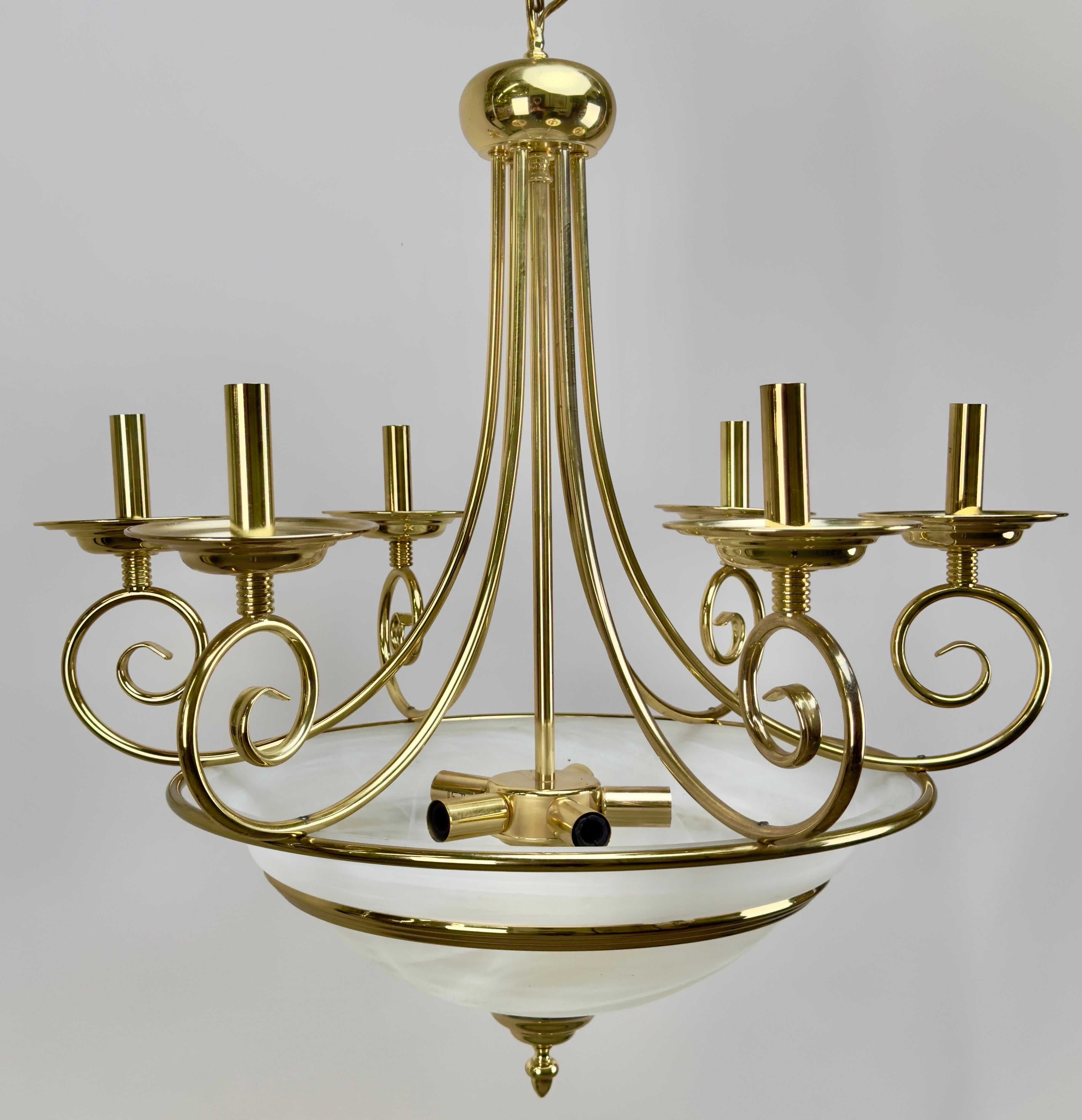Francese Lampadario Art Deco in ottone con fondo in vetro smerigliato bianco latte, 6 bracci in vendita