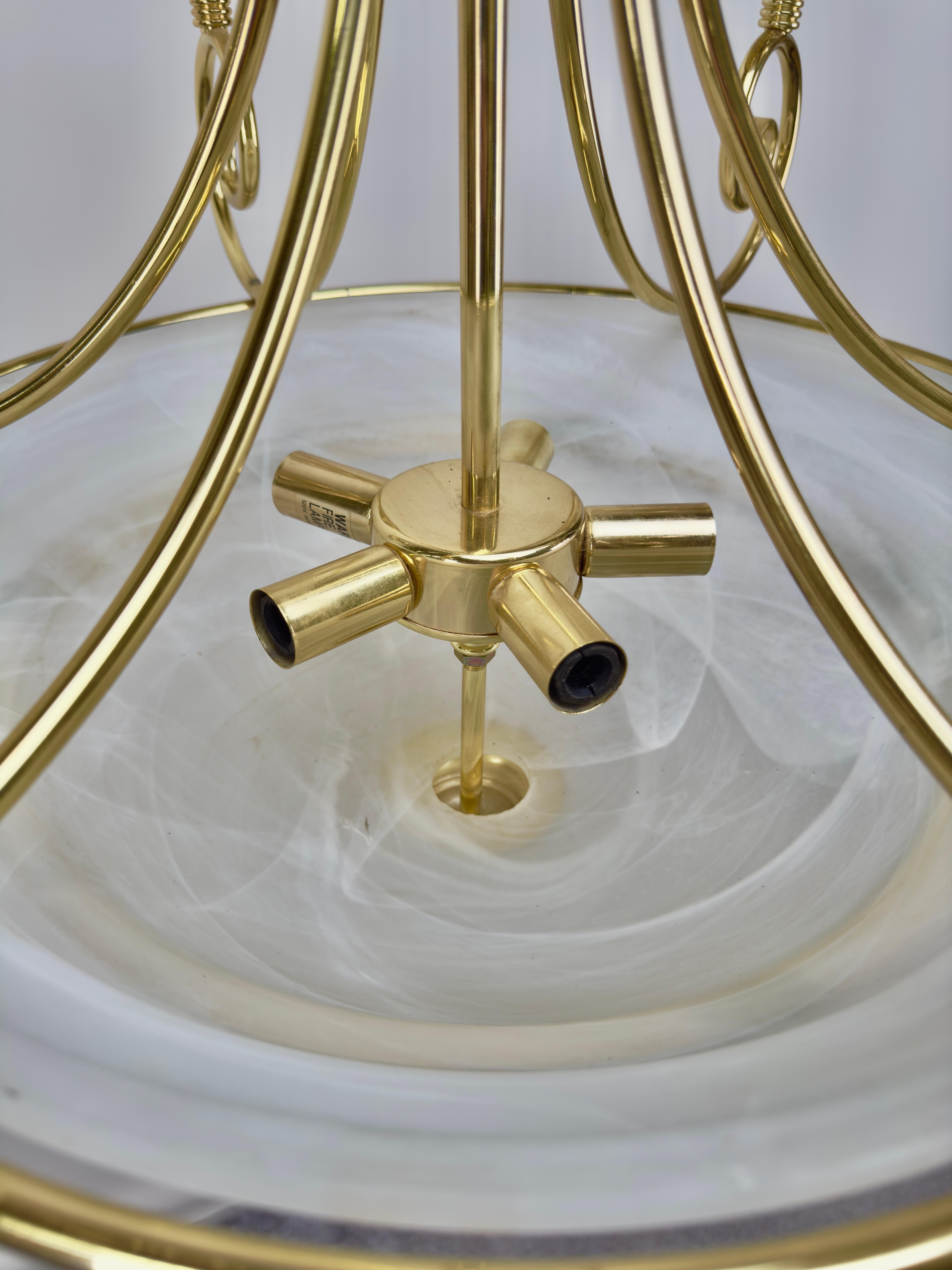XX secolo Lampadario Art Deco in ottone con fondo in vetro smerigliato bianco latte, 6 bracci in vendita