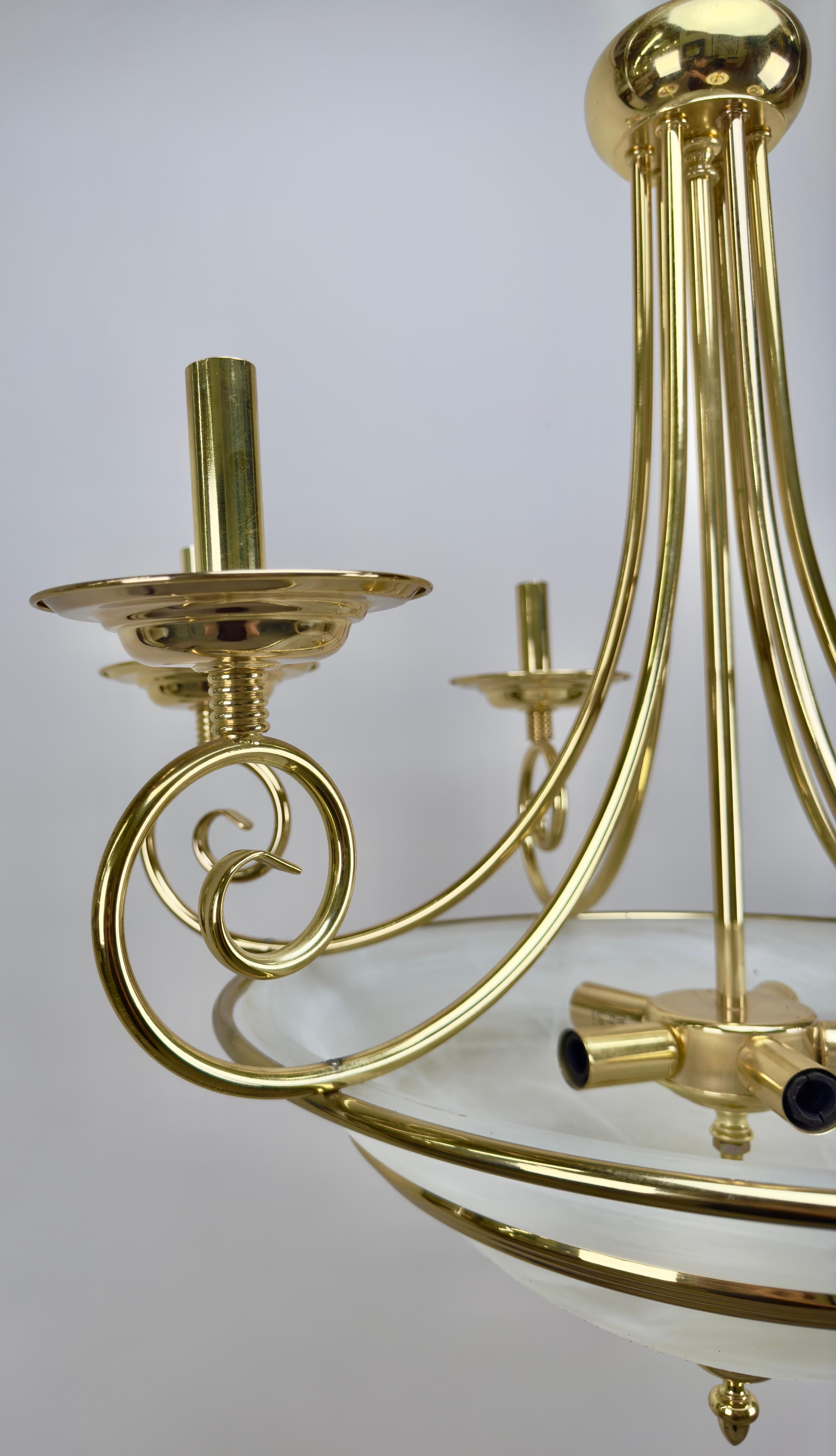 Ottone Lampadario Art Deco in ottone con fondo in vetro smerigliato bianco latte, 6 bracci in vendita