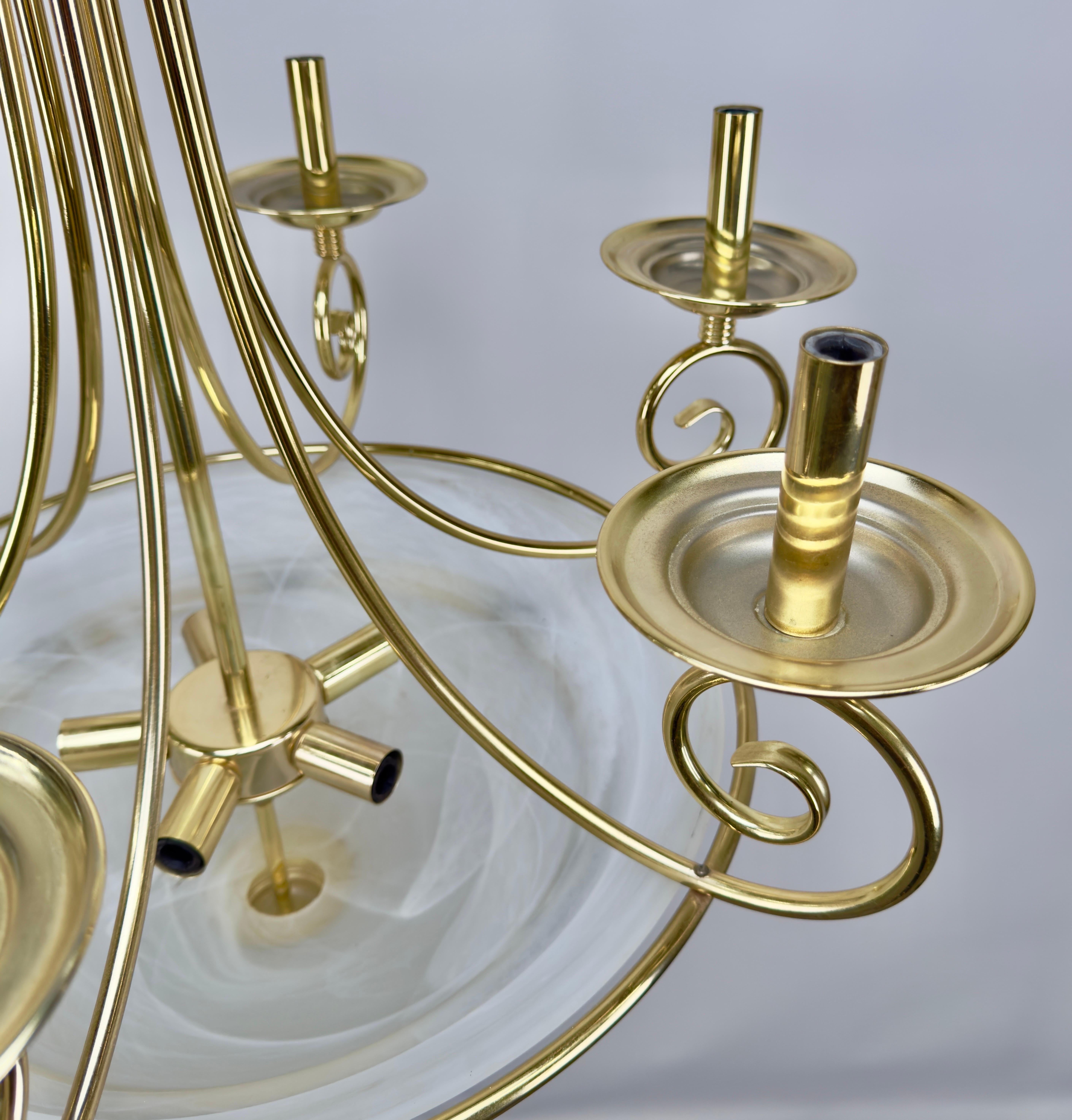 Lampadario Art Deco in ottone con fondo in vetro smerigliato bianco latte, 6 bracci in vendita 1