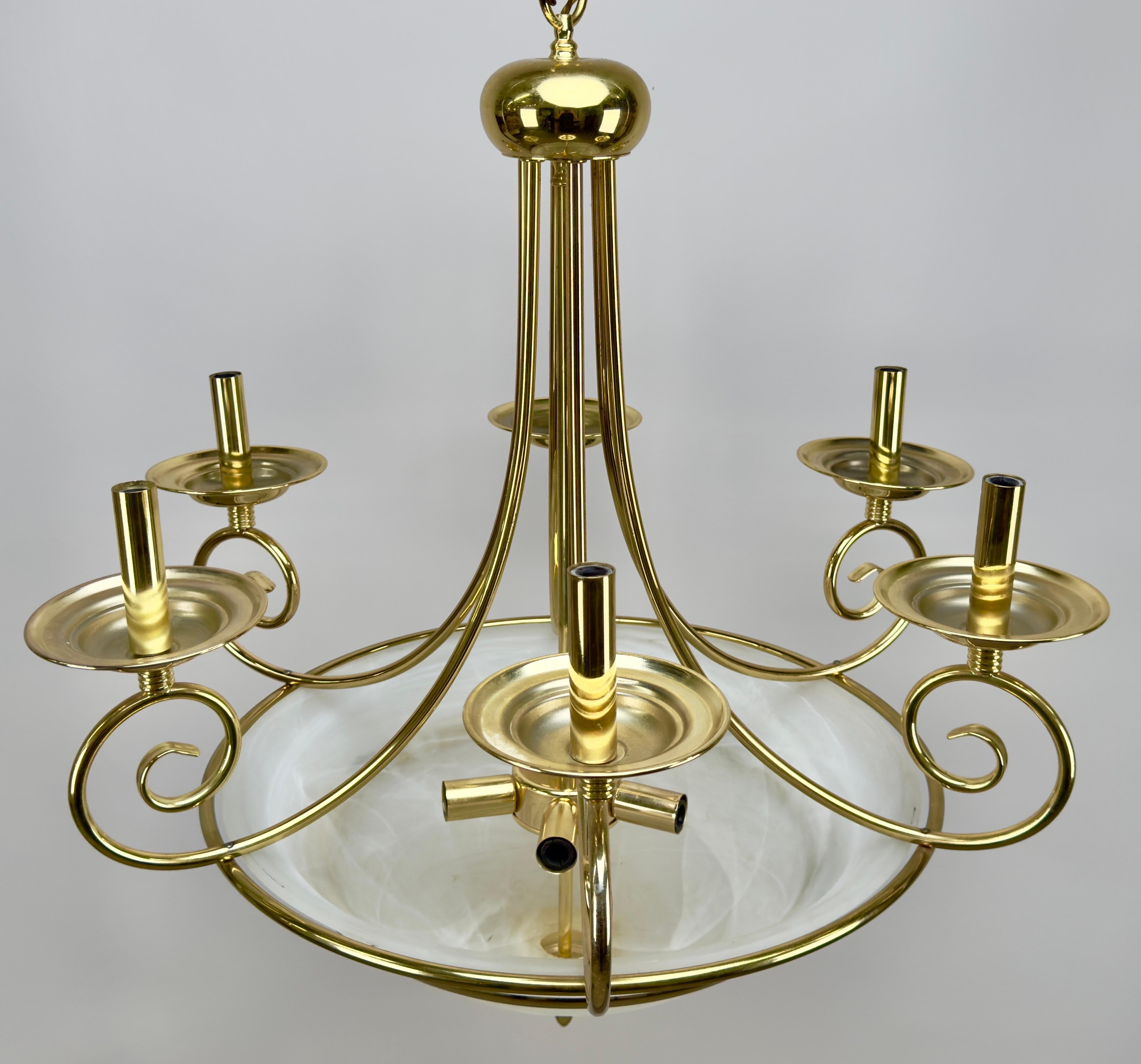 Lampadario Art Deco in ottone con fondo in vetro smerigliato bianco latte, 6 bracci in vendita 2