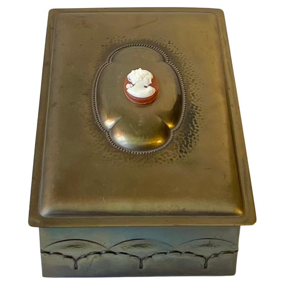 Boîte à cigares Art Déco en laiton avec camée en bakélite, années 1940 en vente