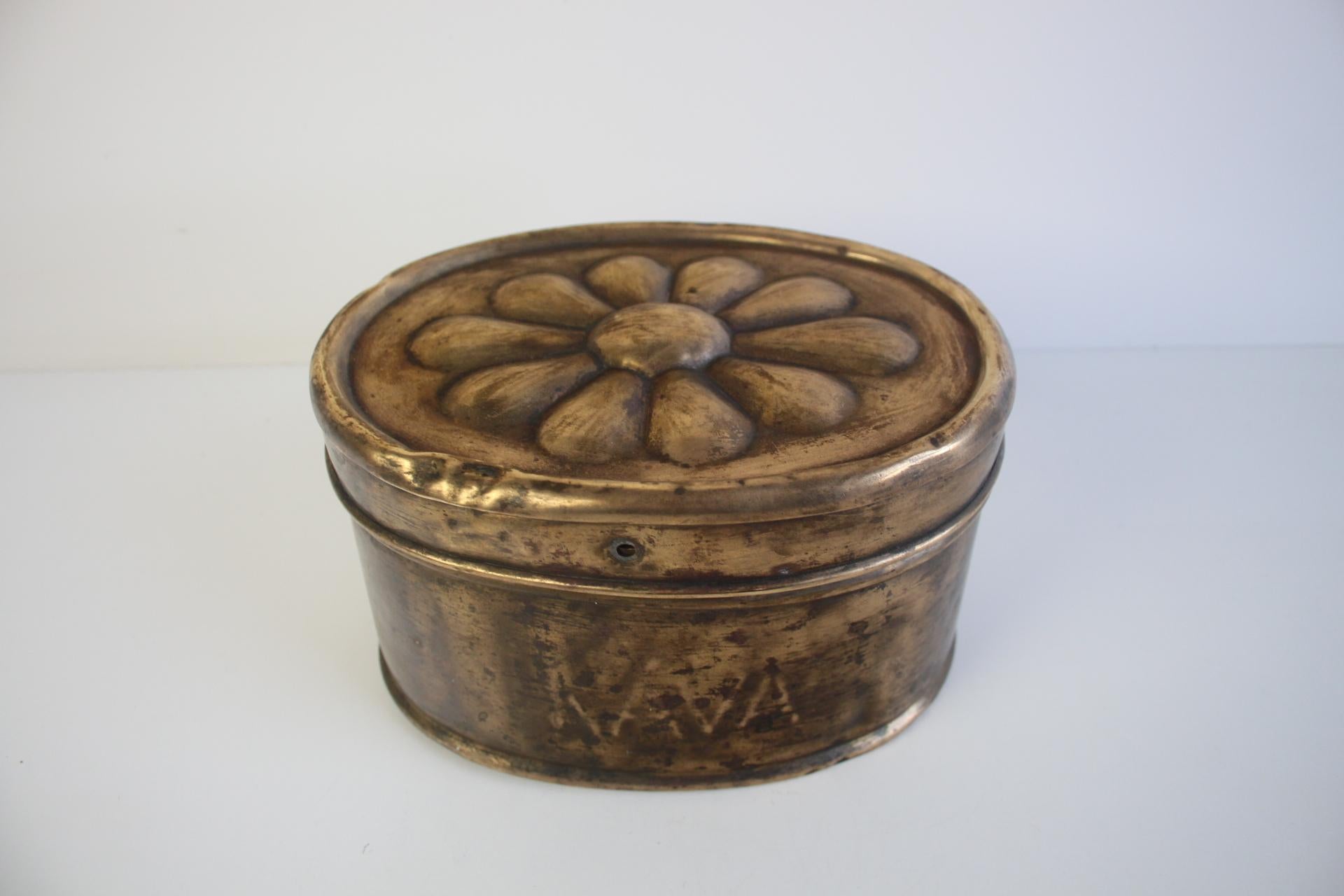 Bellissima scatola in ottone con un motivo floreale sul coperchio superiore, la scritta 