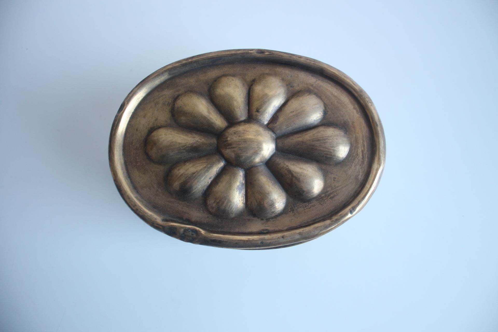 Scatola da caffè in ottone Art déco, anni '20 circa. In condizioni buone in vendita a Praha, CZ