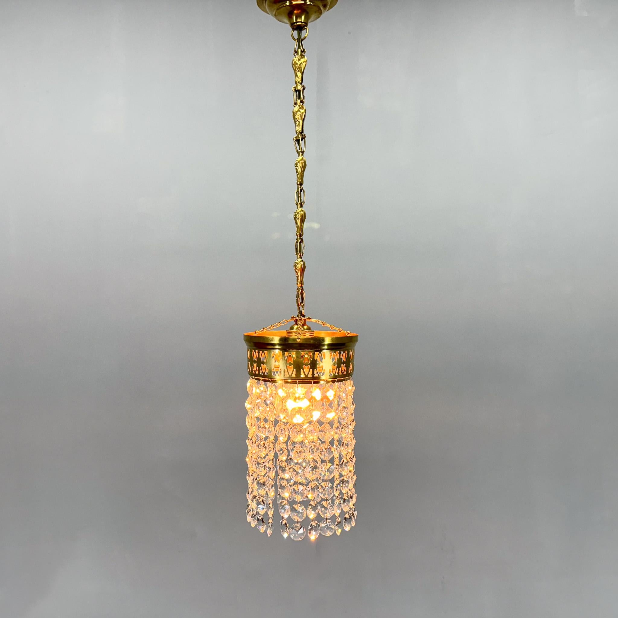 Lampadario Art déco in ottone e perline di cristallo. Originario della Germania tra gli anni '20 e '30. Ripristinato. Compatibile con il cablaggio degli Stati Uniti. Lampadina: 1 x E27 (E26).