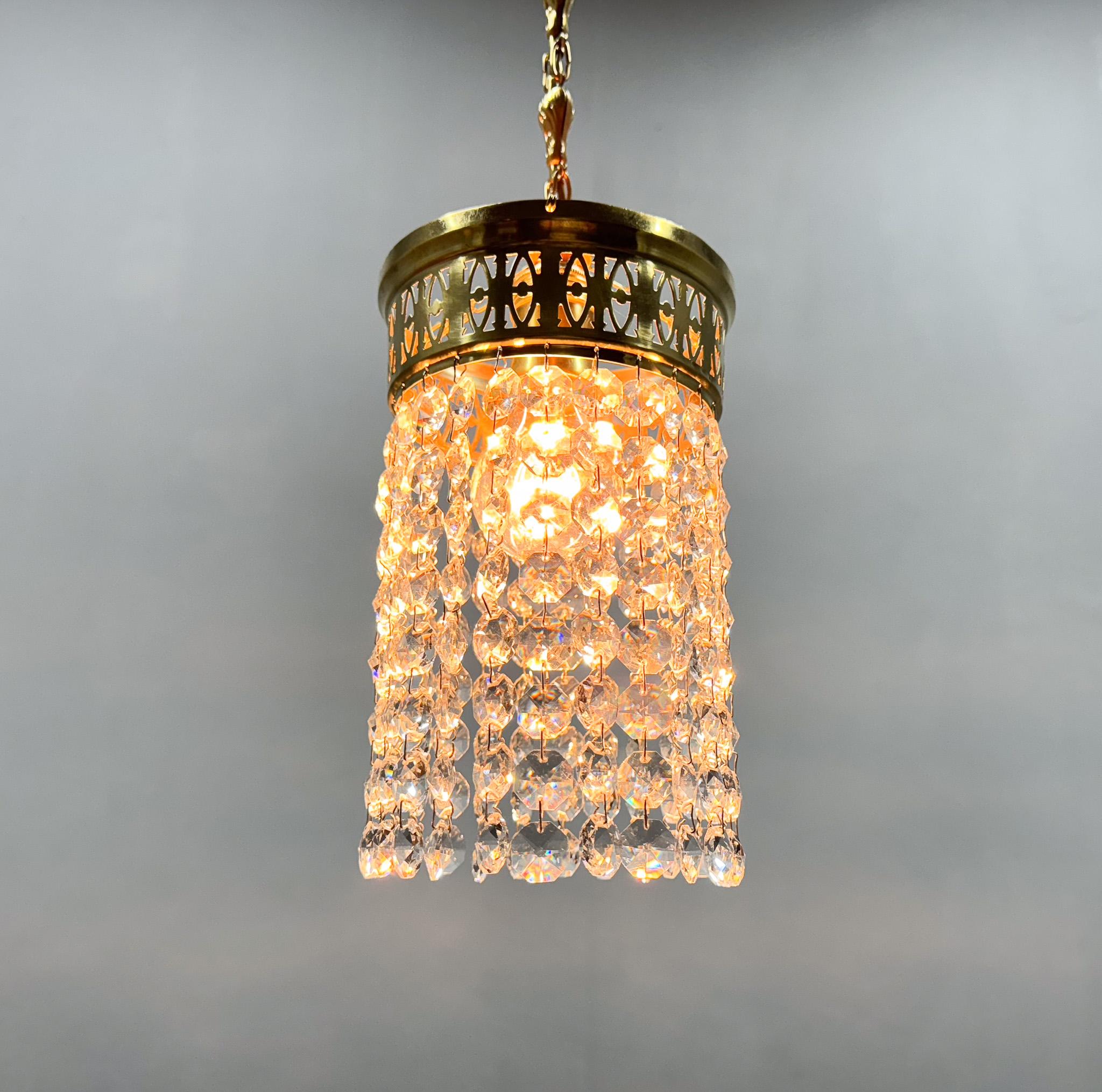 Tedesco Lampada a sospensione Art Deco in ottone e perline di cristallo, restaurata in vendita