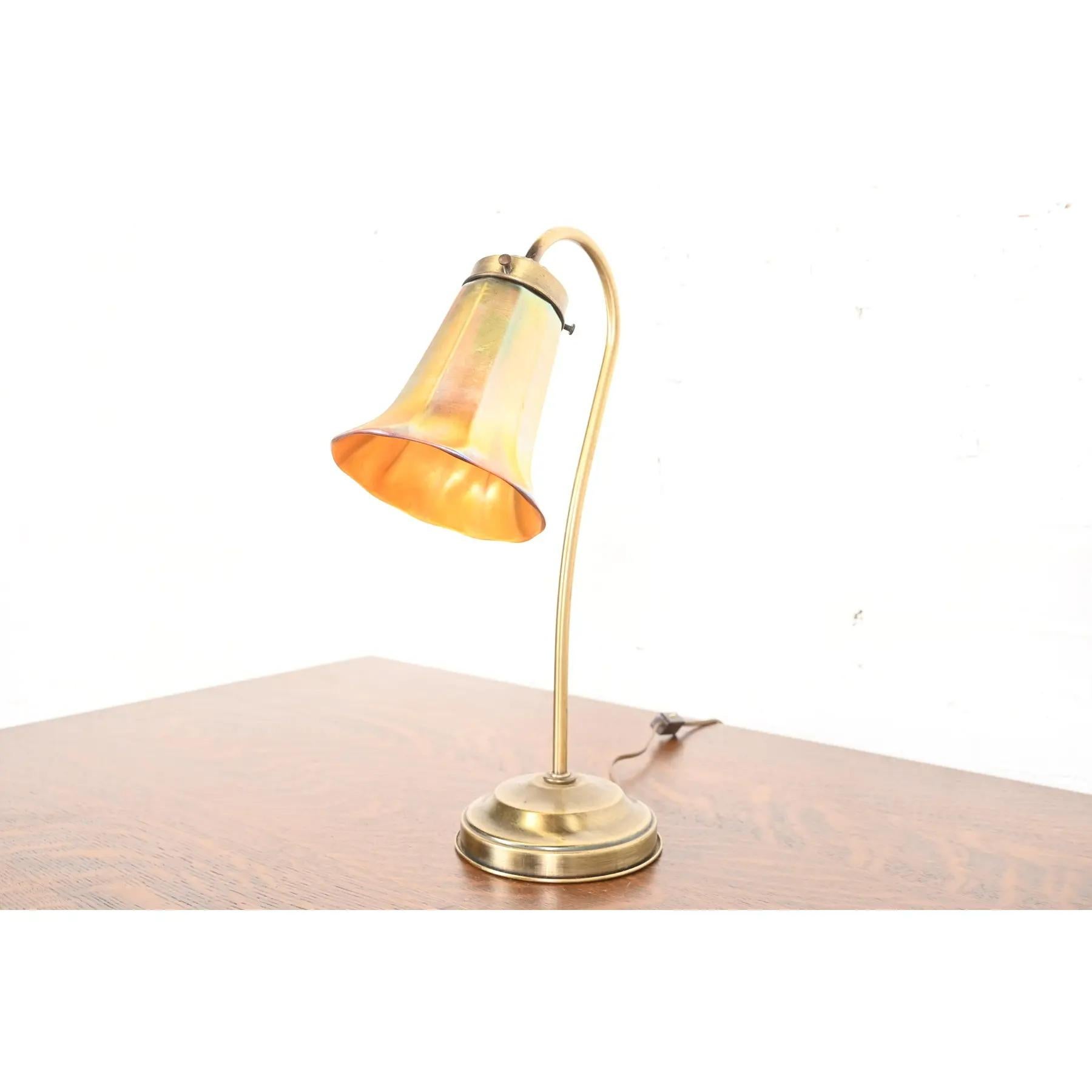 Eine wunderschöne Vintage Art Deco oder Art Nouveau Schreibtischlampe oder Tischlampe

Nach dem Vorbild der Tiffany Studios 

USA, 20. Jahrhundert

Sockel aus Messing, mit schönem Favrile-Kunstglasschirm, signiert Quezal.

Maße: 5,25 