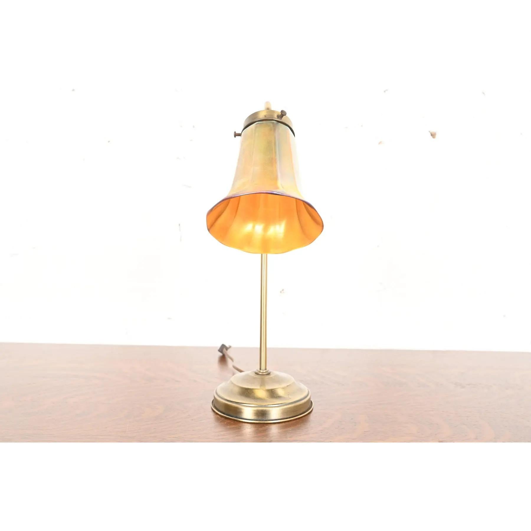 Art Deco Brass Desk Lamp With Quezal Favrile Art Glass Shade (Art déco) im Angebot