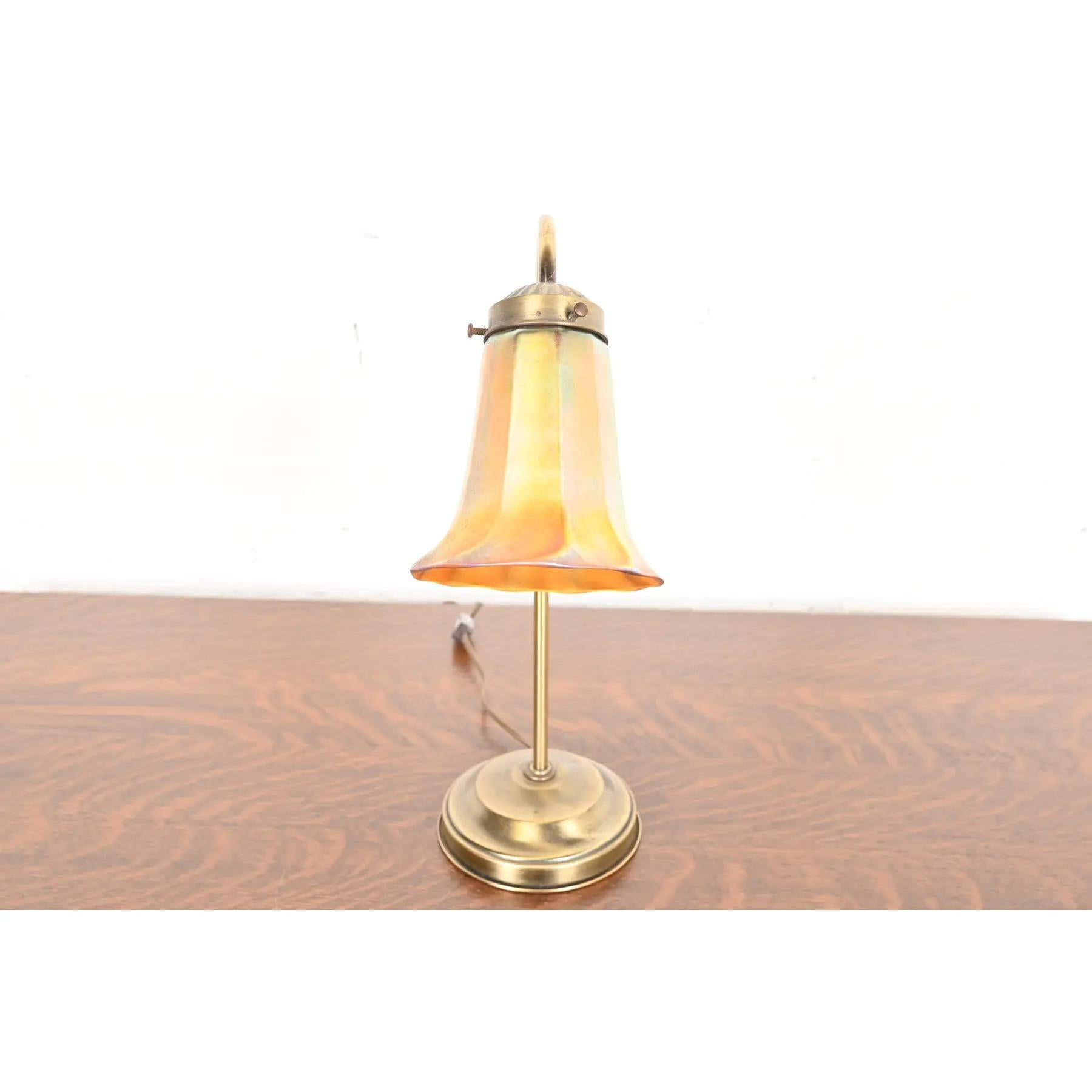 Art Deco Brass Desk Lamp With Quezal Favrile Art Glass Shade (amerikanisch) im Angebot