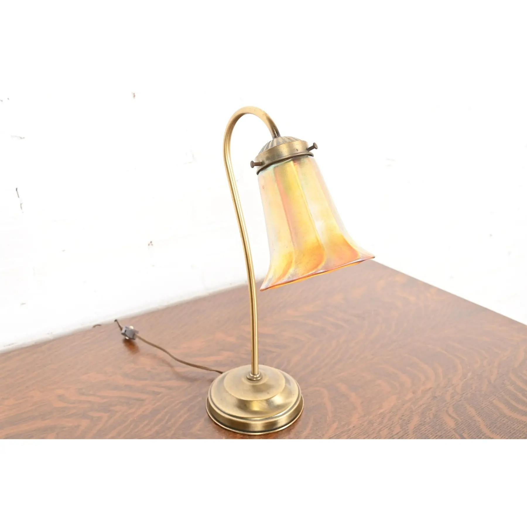 Art Deco Brass Desk Lamp With Quezal Favrile Art Glass Shade im Zustand „Gut“ im Angebot in South Bend, IN