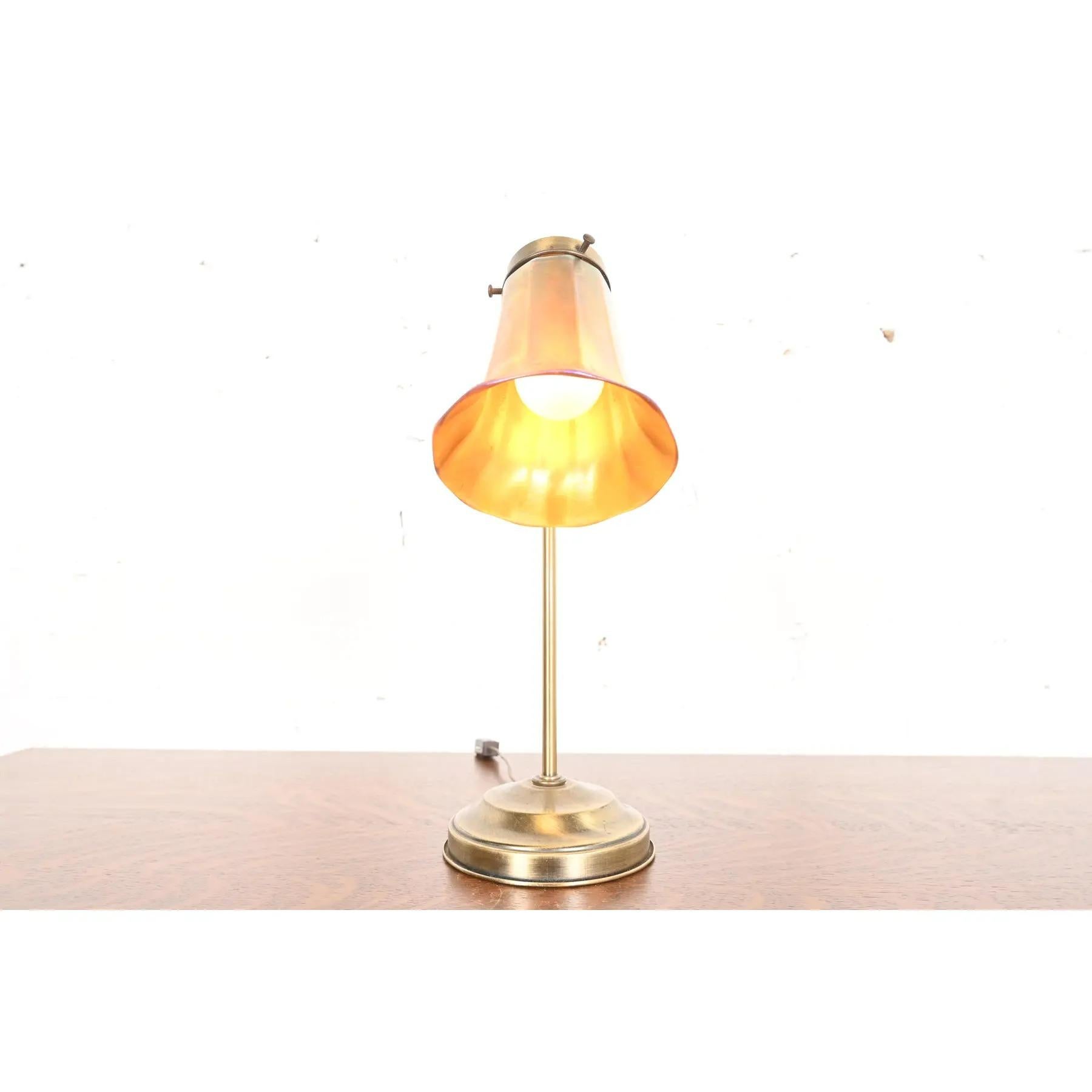 Art Deco Brass Desk Lamp With Quezal Favrile Art Glass Shade (20. Jahrhundert) im Angebot