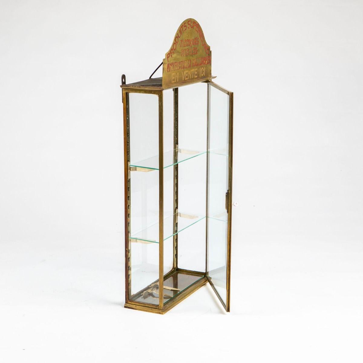 Français Vitrine Art Déco en laiton, France en vente