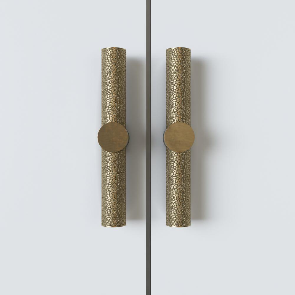 Contemporary Art Deco brass drawer pull – hammered shagreen-effect brass, 12 cm For Sale