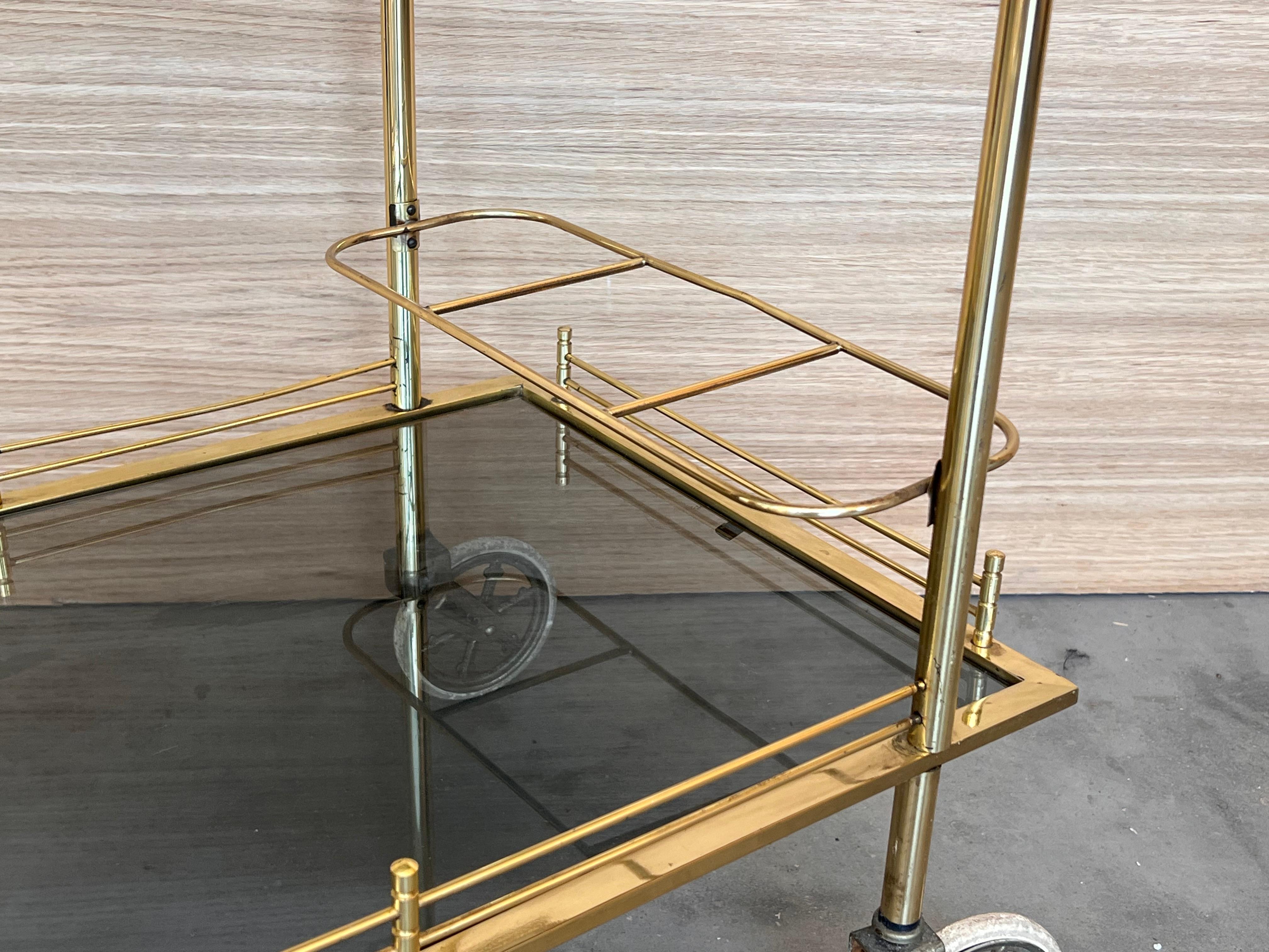 Chariot de bar en laiton Art Déco avec verre fumé à deux niveaux en vente 3