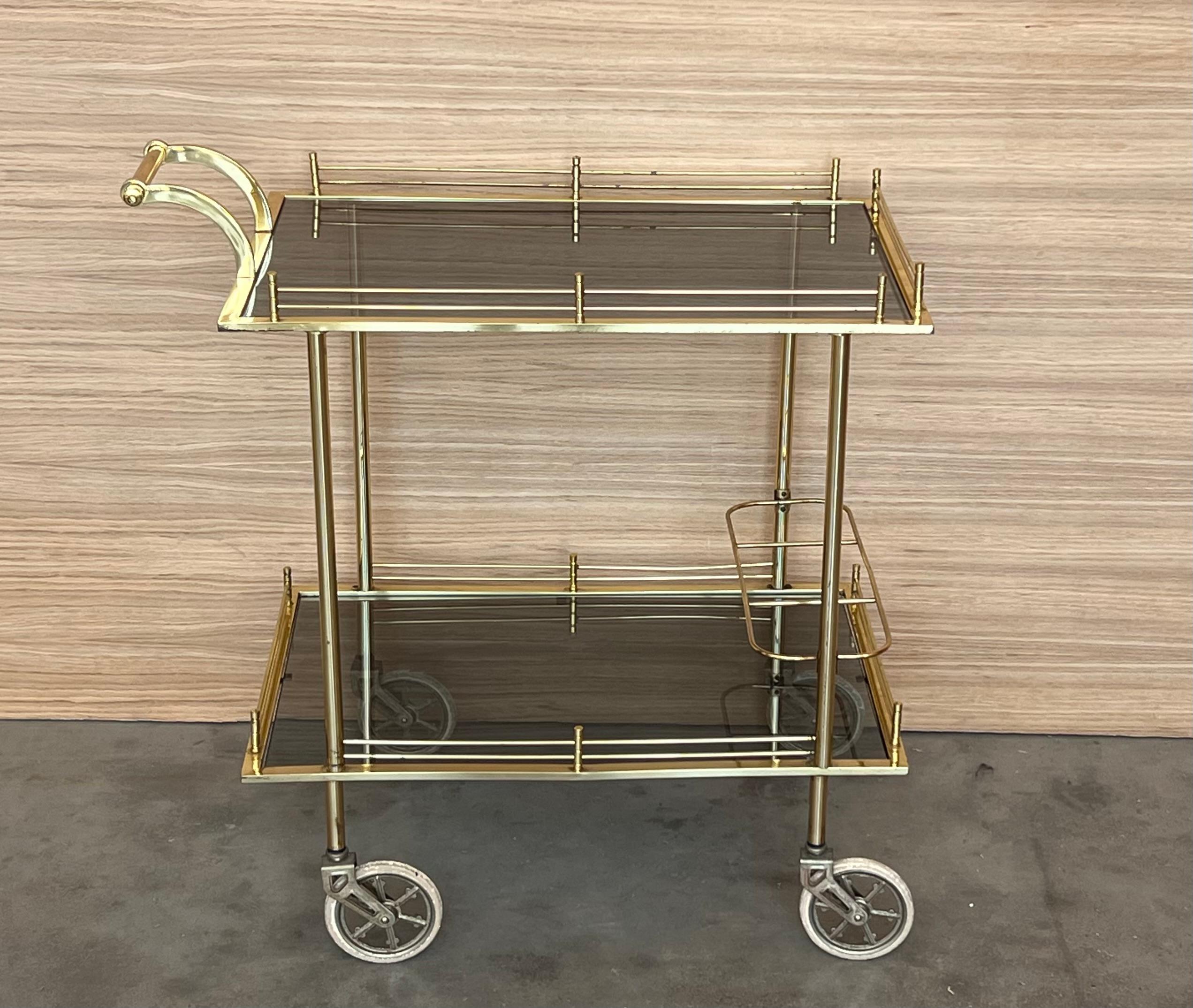 Art déco Chariot de bar en laiton Art Déco avec verre fumé à deux niveaux en vente
