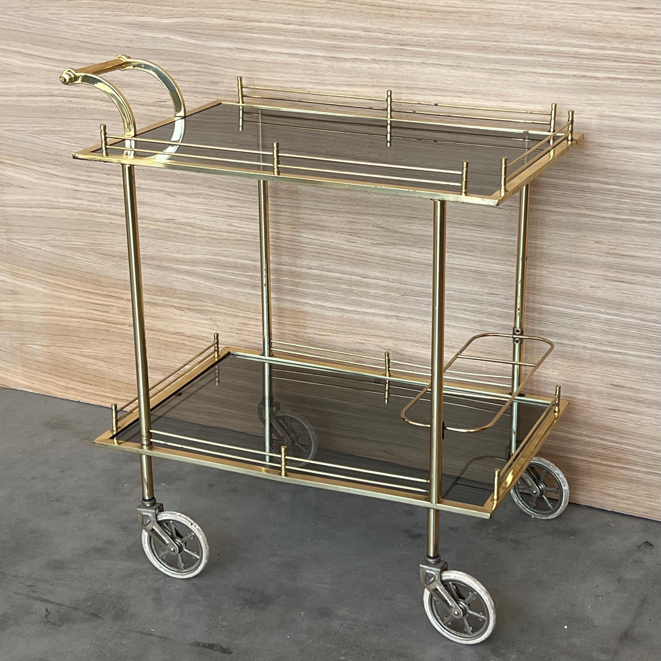 italien Chariot de bar en laiton Art Déco avec verre fumé à deux niveaux en vente