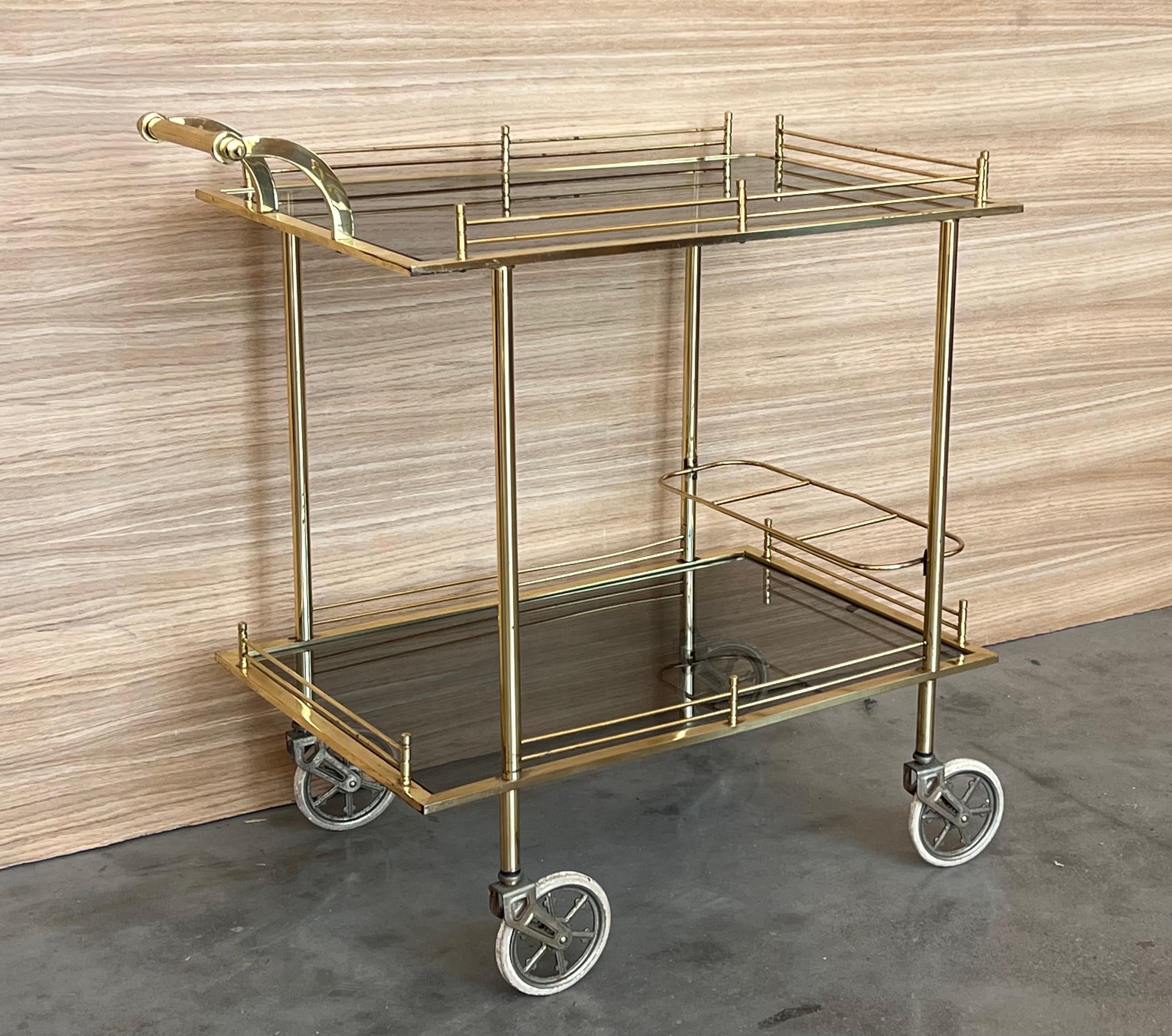 Chariot de bar en laiton Art Déco avec verre fumé à deux niveaux Bon état - En vente à Miami, FL