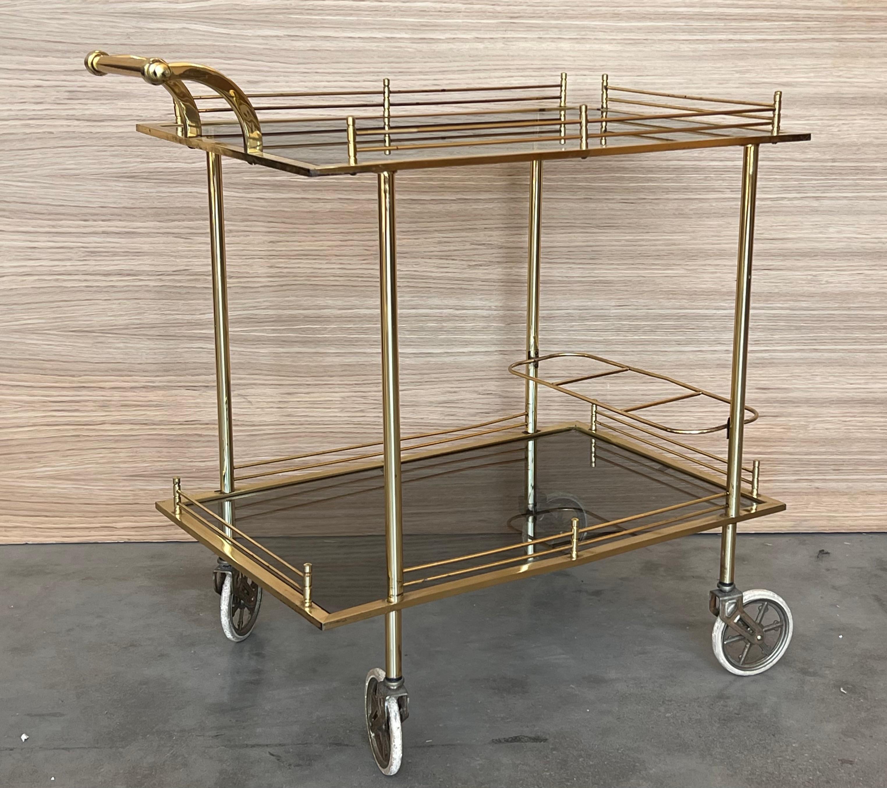 20ième siècle Chariot de bar en laiton Art Déco avec verre fumé à deux niveaux en vente