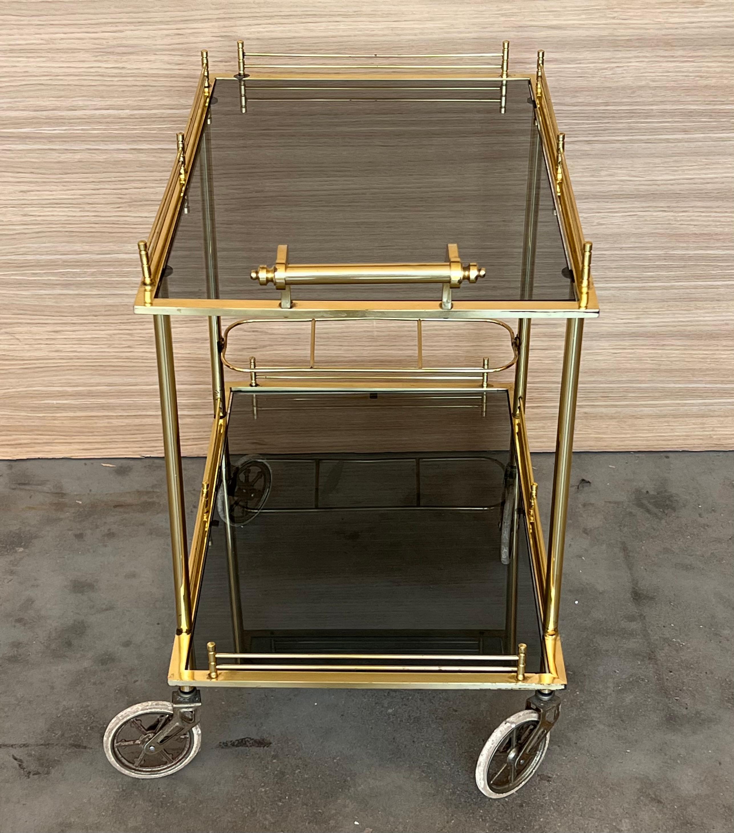 Laiton Chariot de bar en laiton Art Déco avec verre fumé à deux niveaux en vente