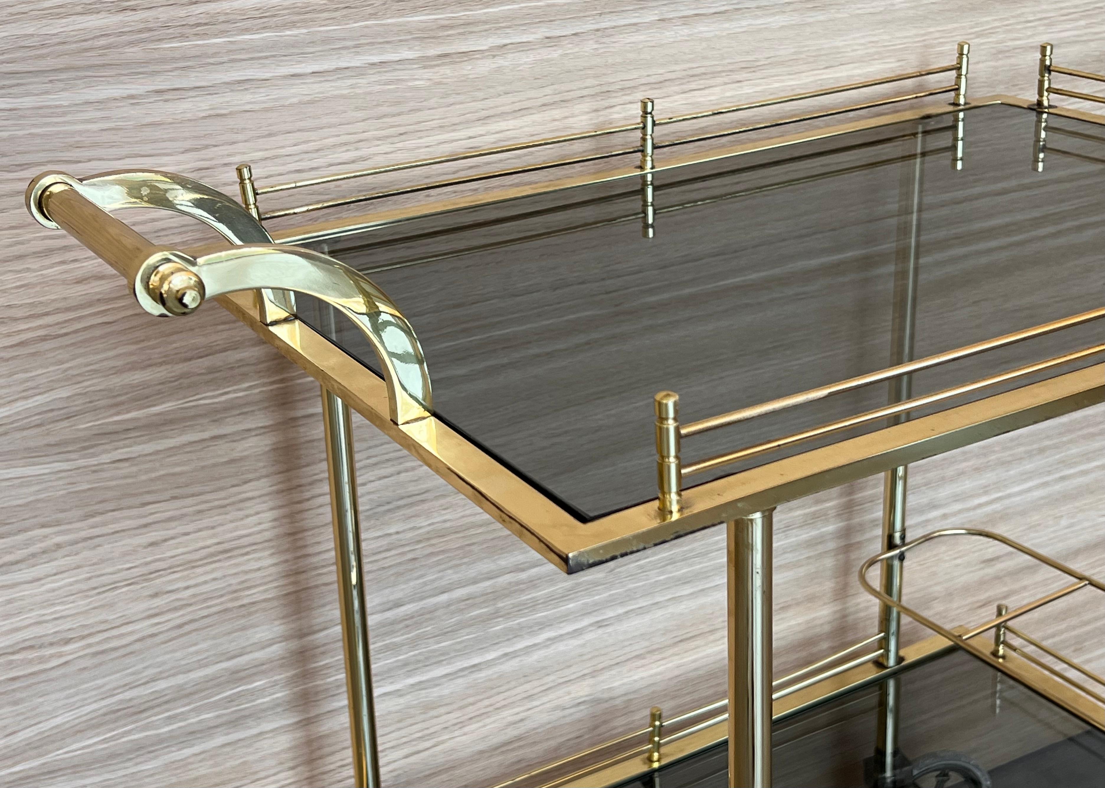 Chariot de bar en laiton Art Déco avec verre fumé à deux niveaux en vente 1