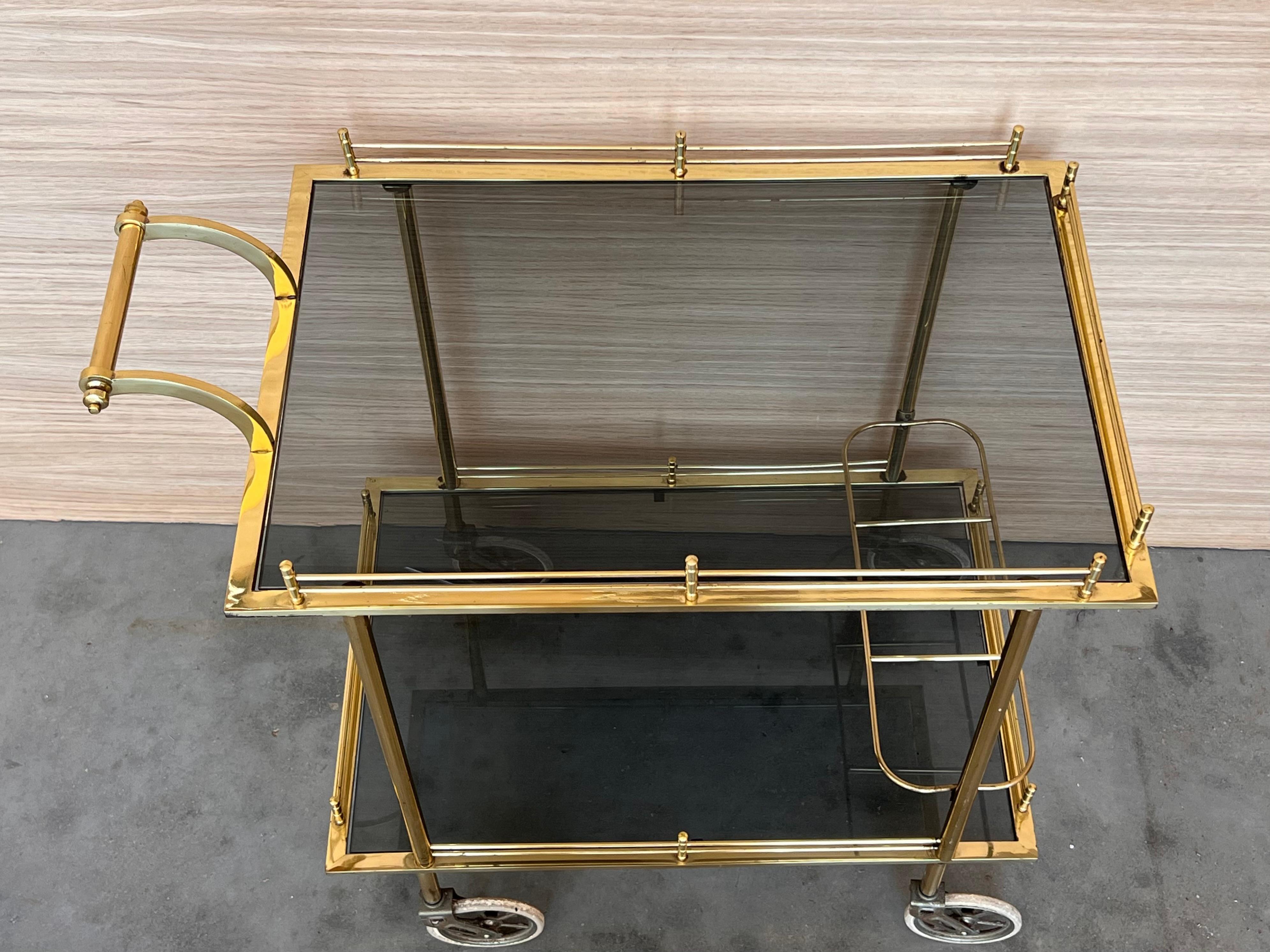 Chariot de bar en laiton Art Déco avec verre fumé à deux niveaux en vente 2