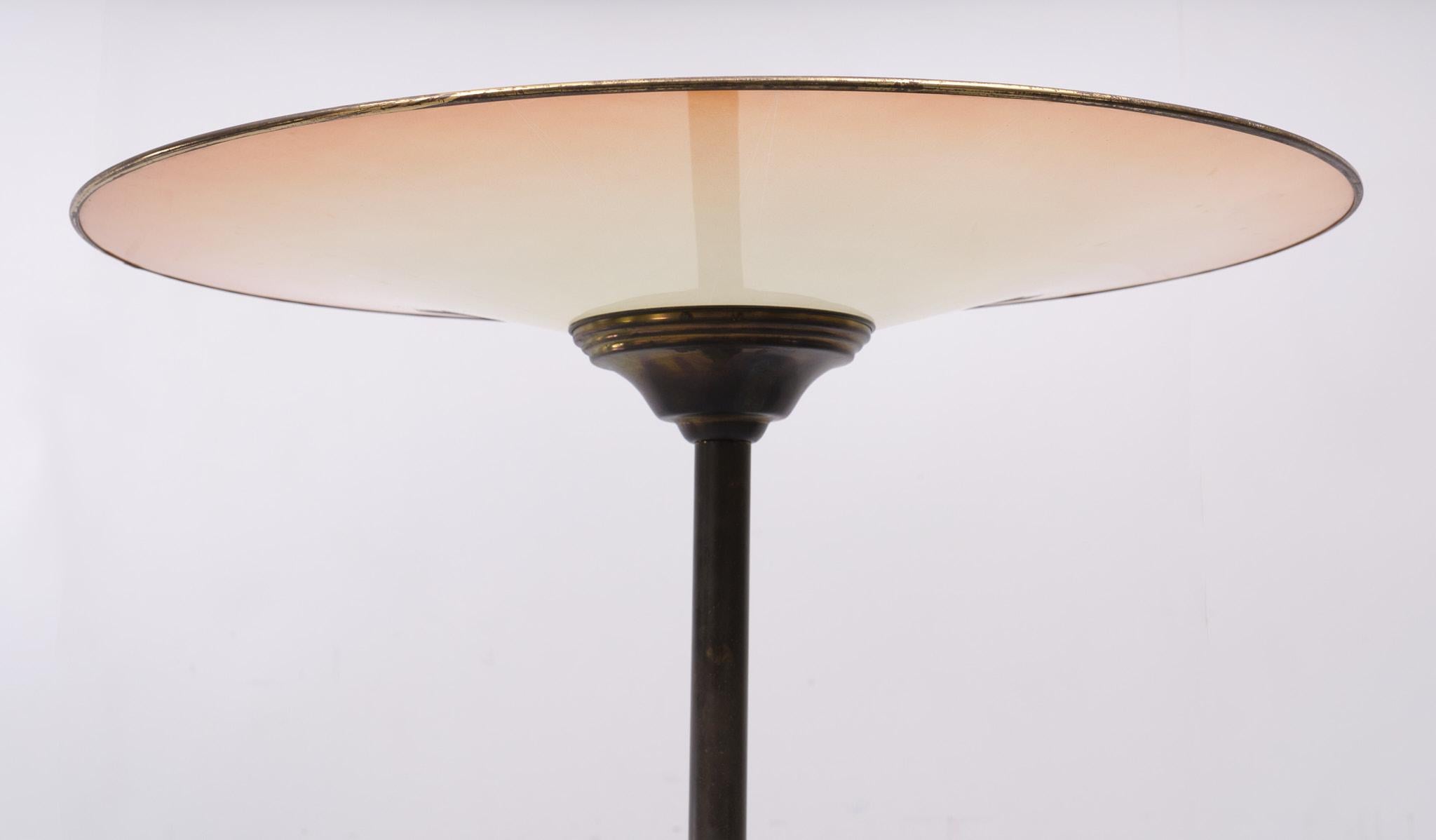 Beautiful Art Deco floor lamp , Brass. Unique on this piece is, it comes with 
its original Glass shade with a Brass rim . Decorated with Diagonal stripes .
One large E27 bulb needed  .Good original piece in a good condition . 

Please don't